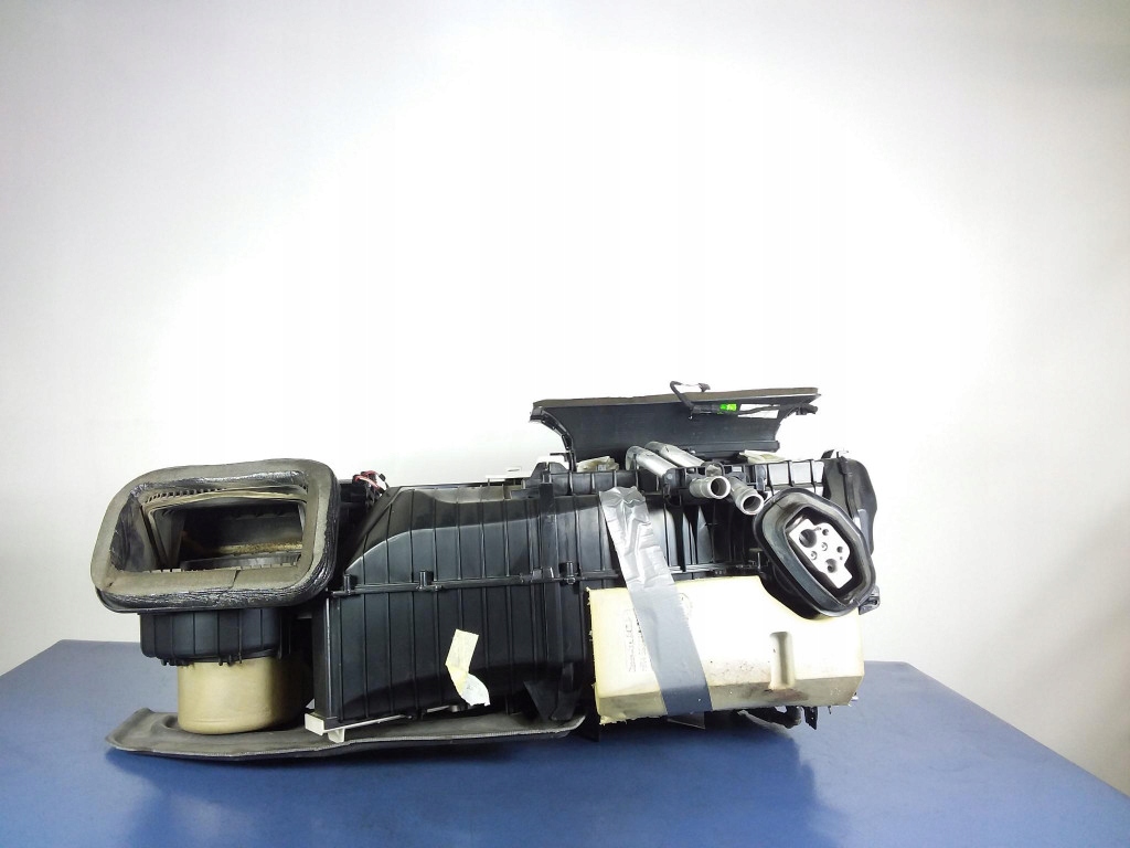 Audi A4 B8 радиатор отопителя 8K1820005AK