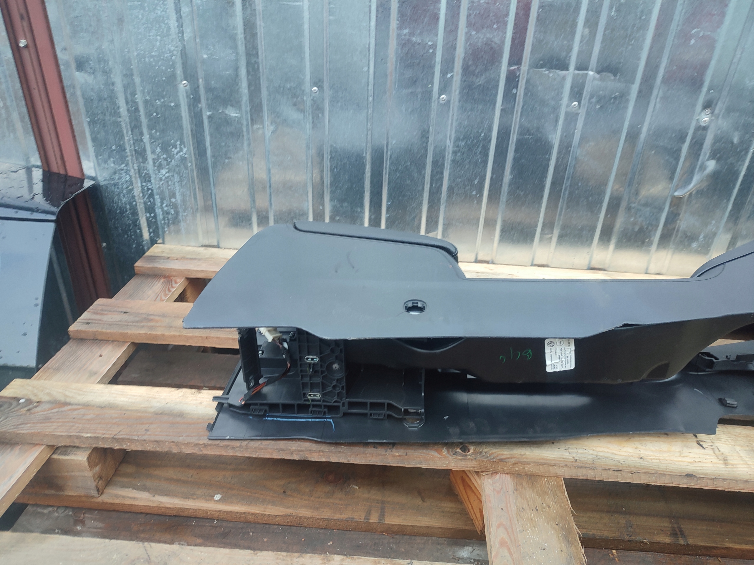 TUNEL central armrest VOLKSWAGEN JETTA VI 5C7863241C
