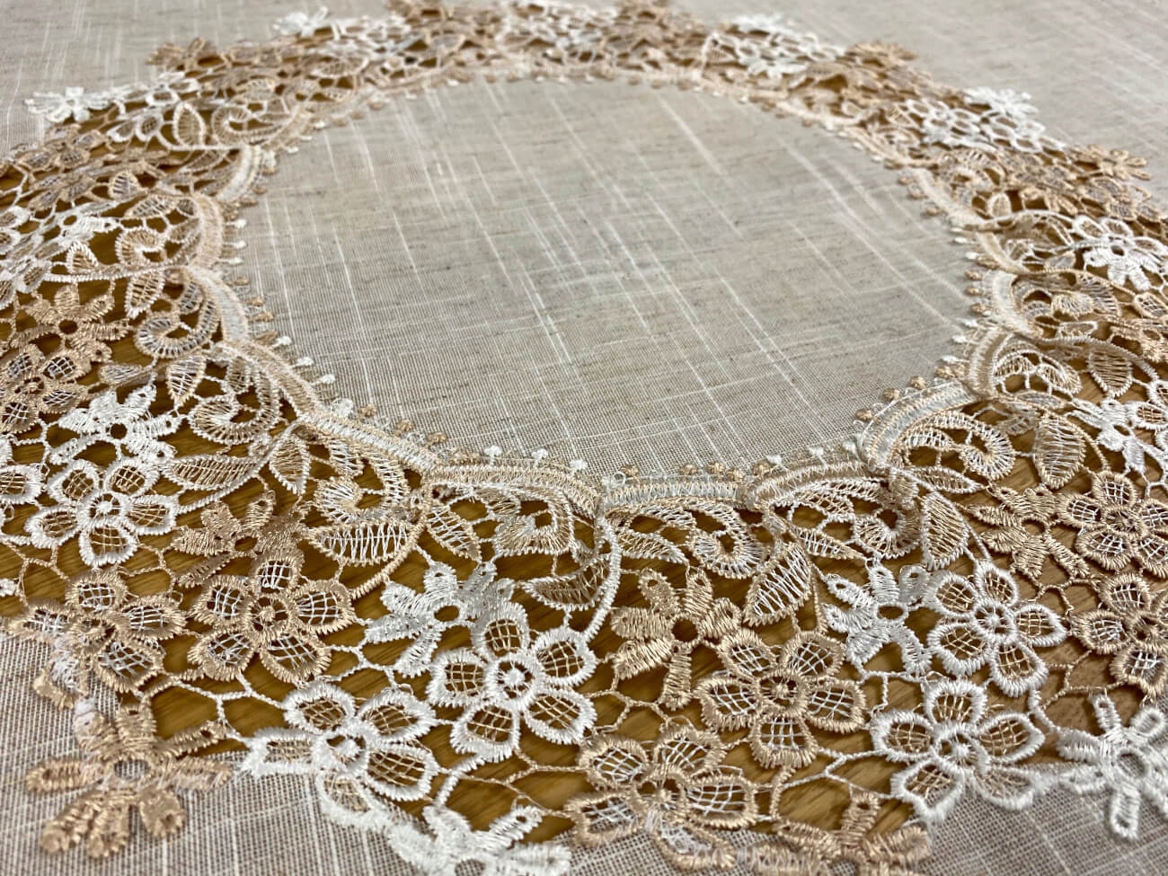 Obrus okrągły 130 cm z gipiurą Typ obrus