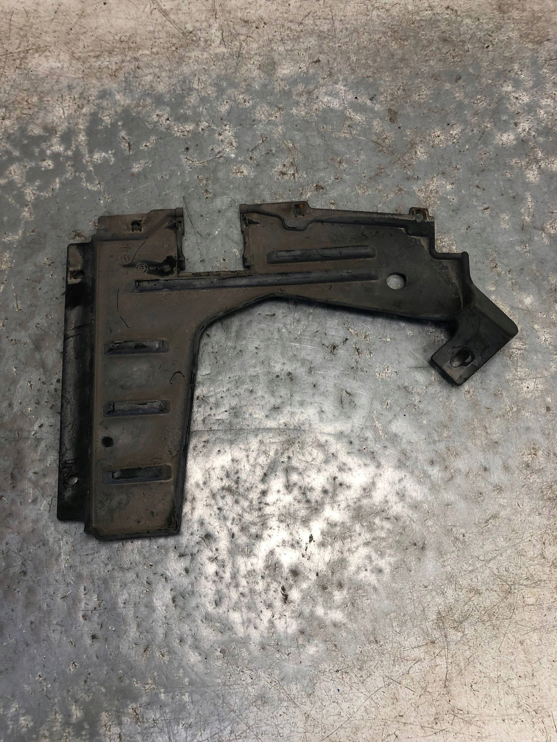 cover chassis right rear part AUDI Q3 8U 8U0825216B