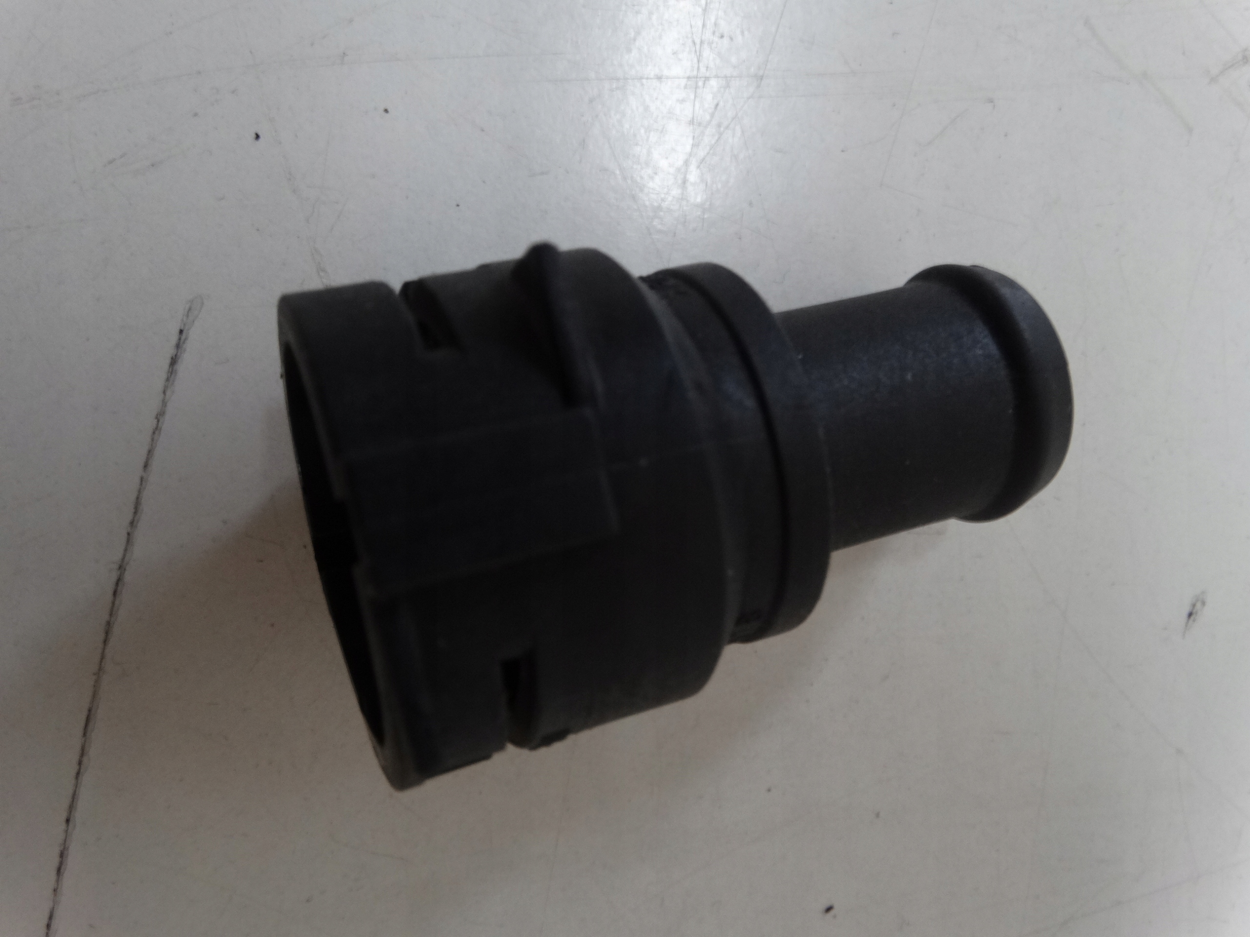 KRÓCIEC ZŁĄCZKA UKŁADU CHŁODZENIA AUDI SKODA VW