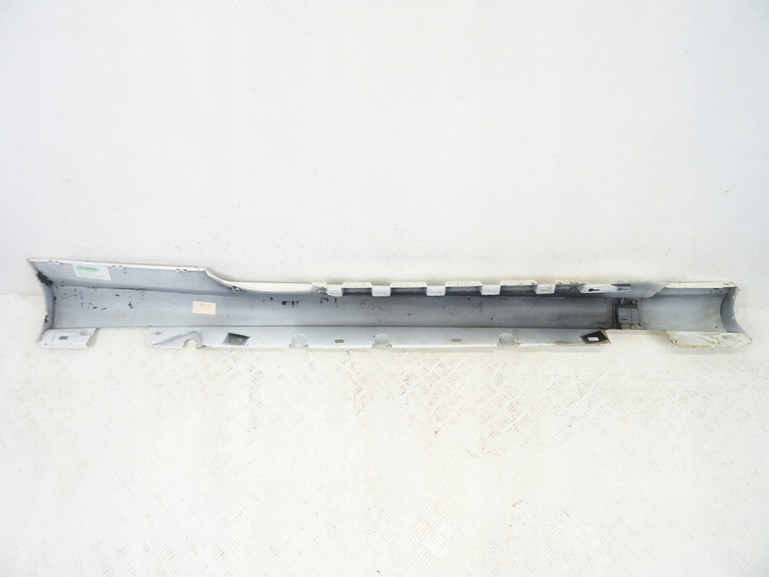 Mercedes E 207 AMG COUPE threshold moulding threshold left