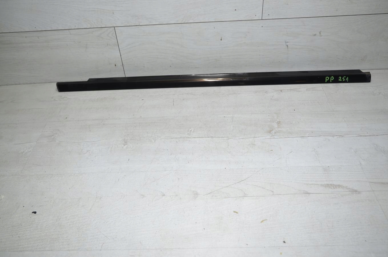 moulding dust right P Mercedes R-klasa W251