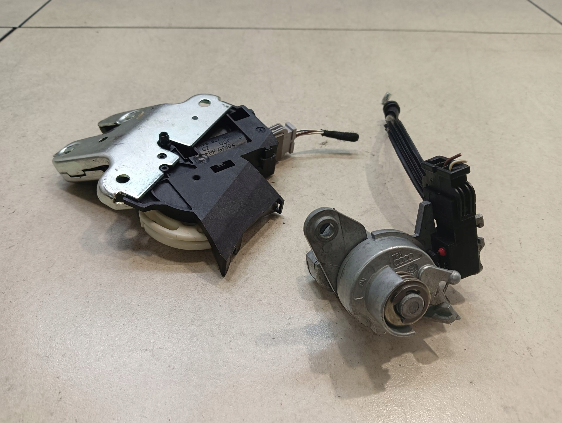 lock bonnet boot lock cylinder AUDI A6 45F827505D