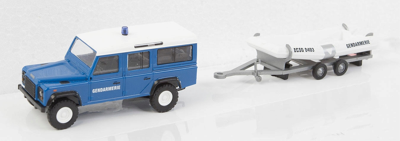 Busch 50322 Landrover Defender Gendarmerie s lodí