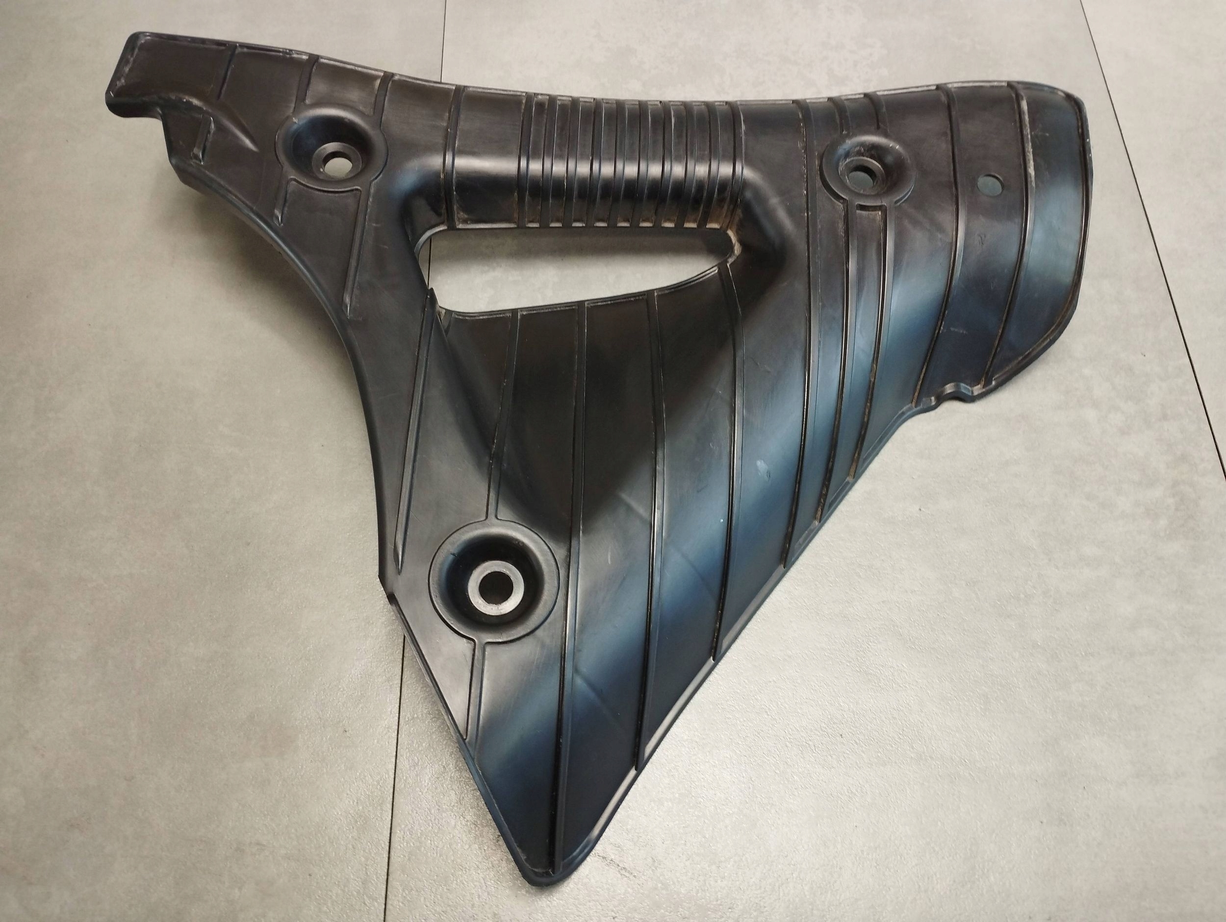 VW Touareg 7P Blende Abdeckung des Querlenkers heck 7P0501562
