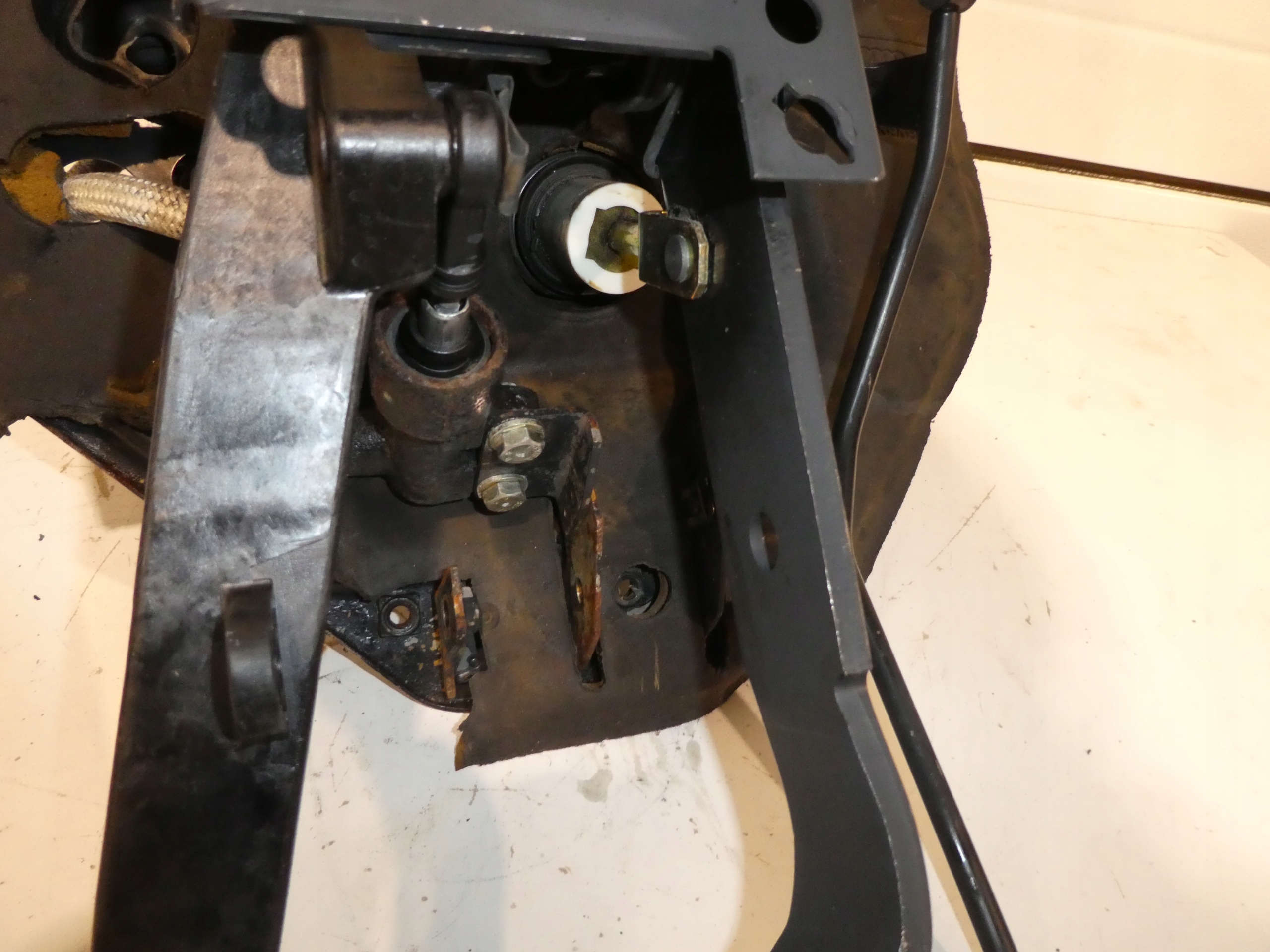 SERVO PUMPA KOČNICE PEDALE VW T4 701612101