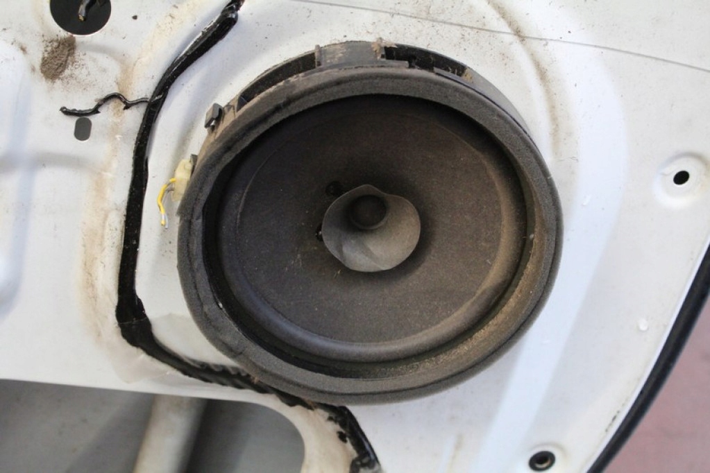 door left rear part rear. BIALE MITSUBISHI L200 06-15