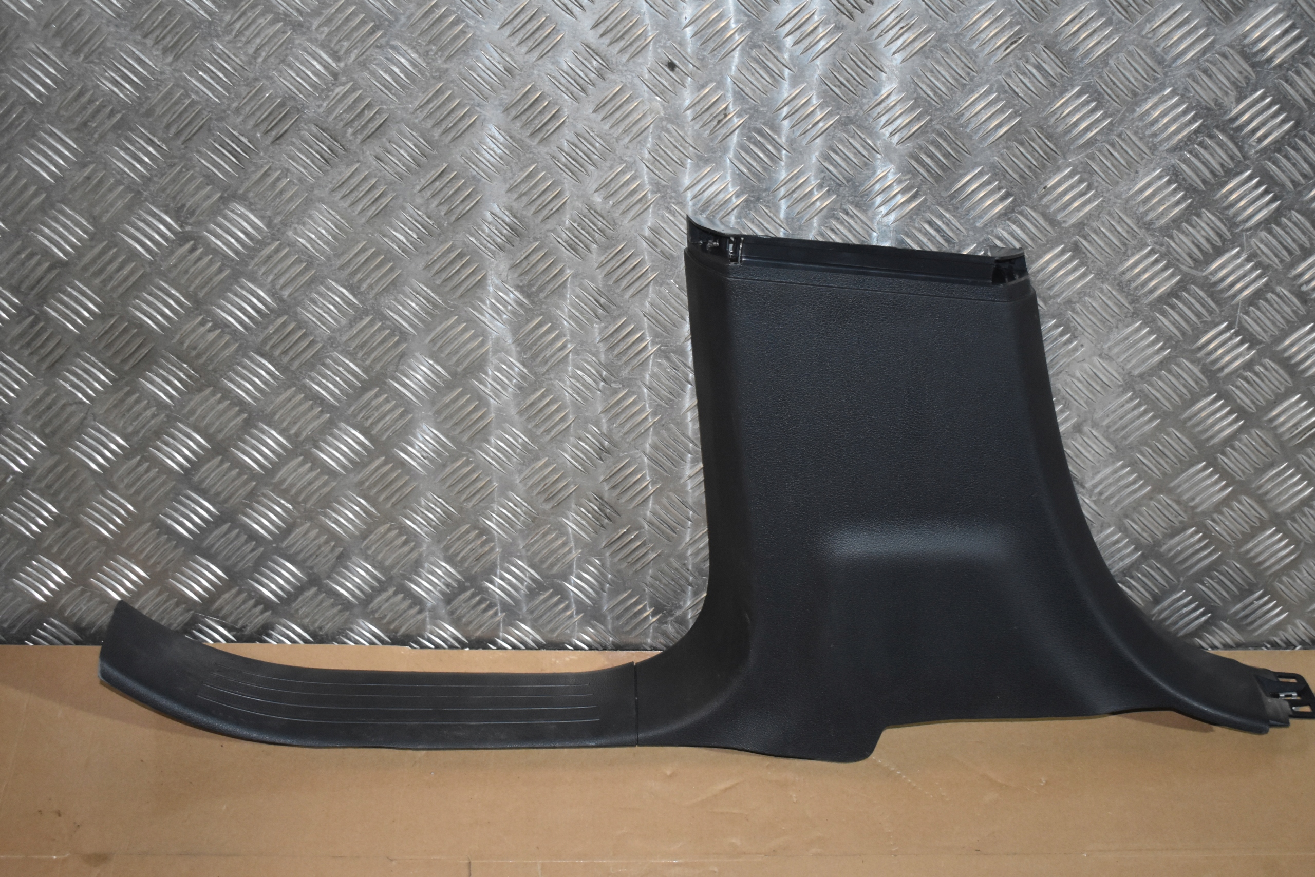 IDEALNA cover SLUPKA B left MERCEDES W167 1