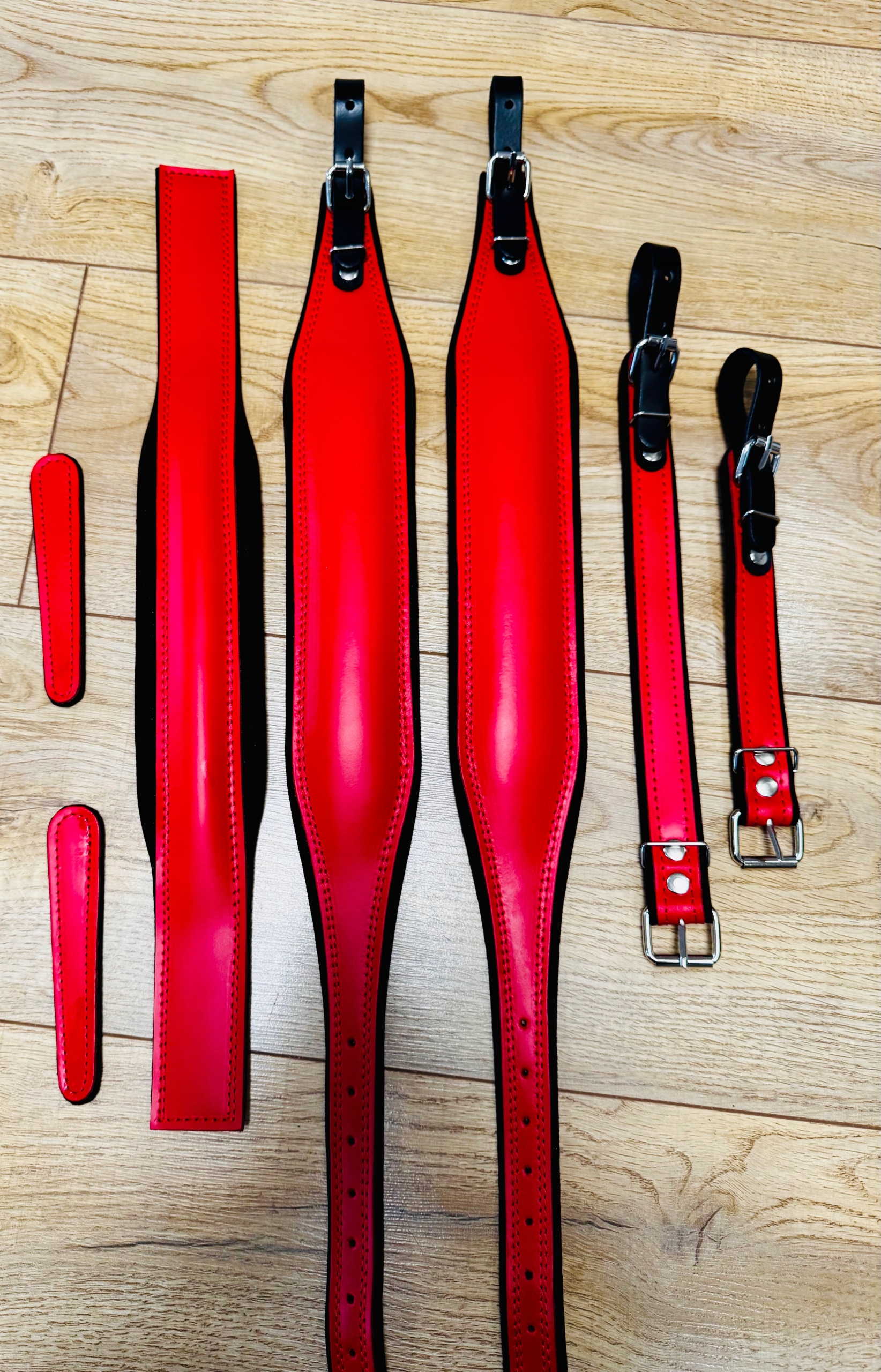 Sada pásů pro akordeon 60-80 basů, červená kůže, sponky