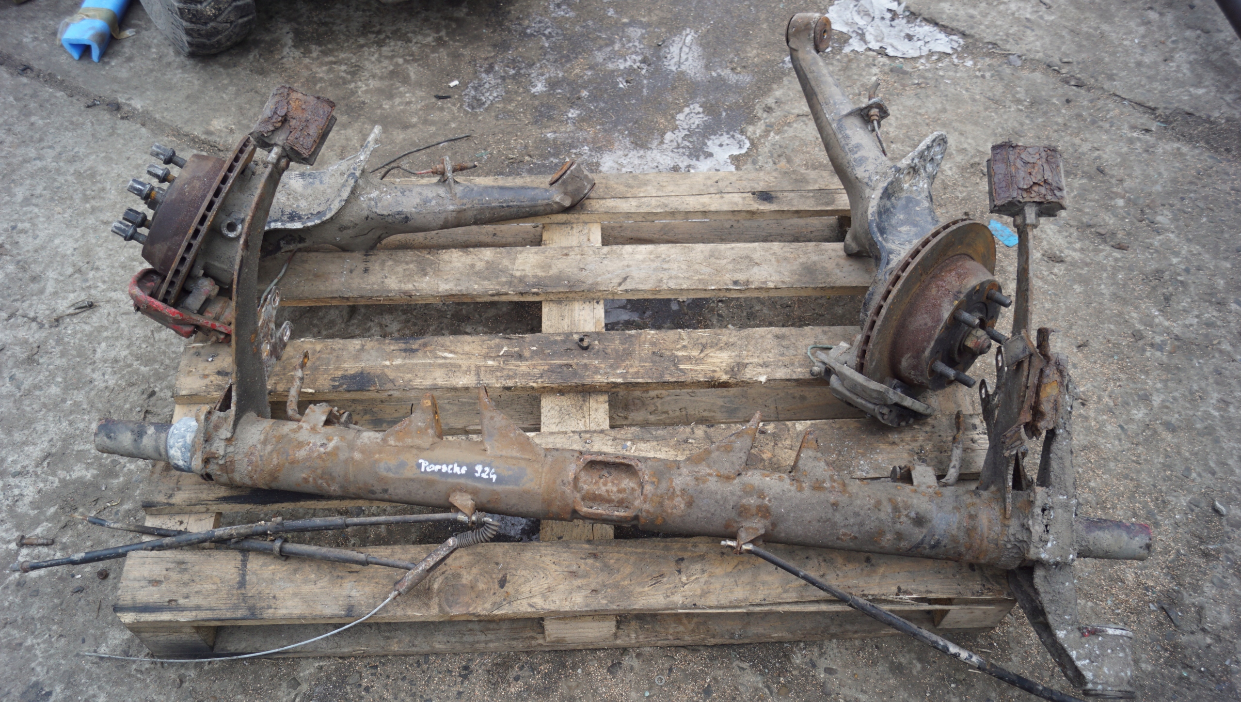 BELKA ZAWIESZENIA TYŁ ZWROTNICE PORSCHE 924S 2.5