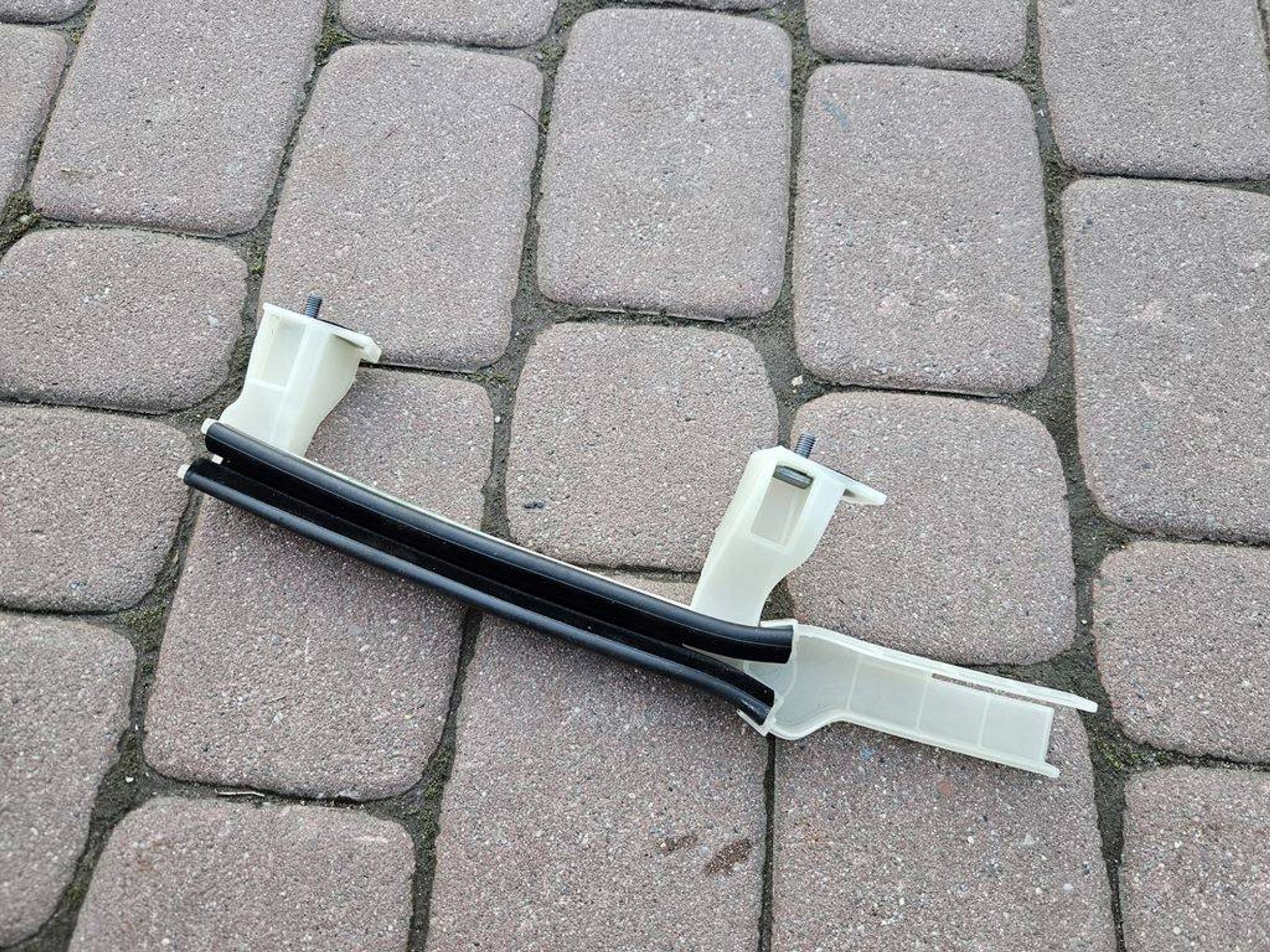 Prowadnica windows front prawej console holder Opel Mokka B 2 9826098780