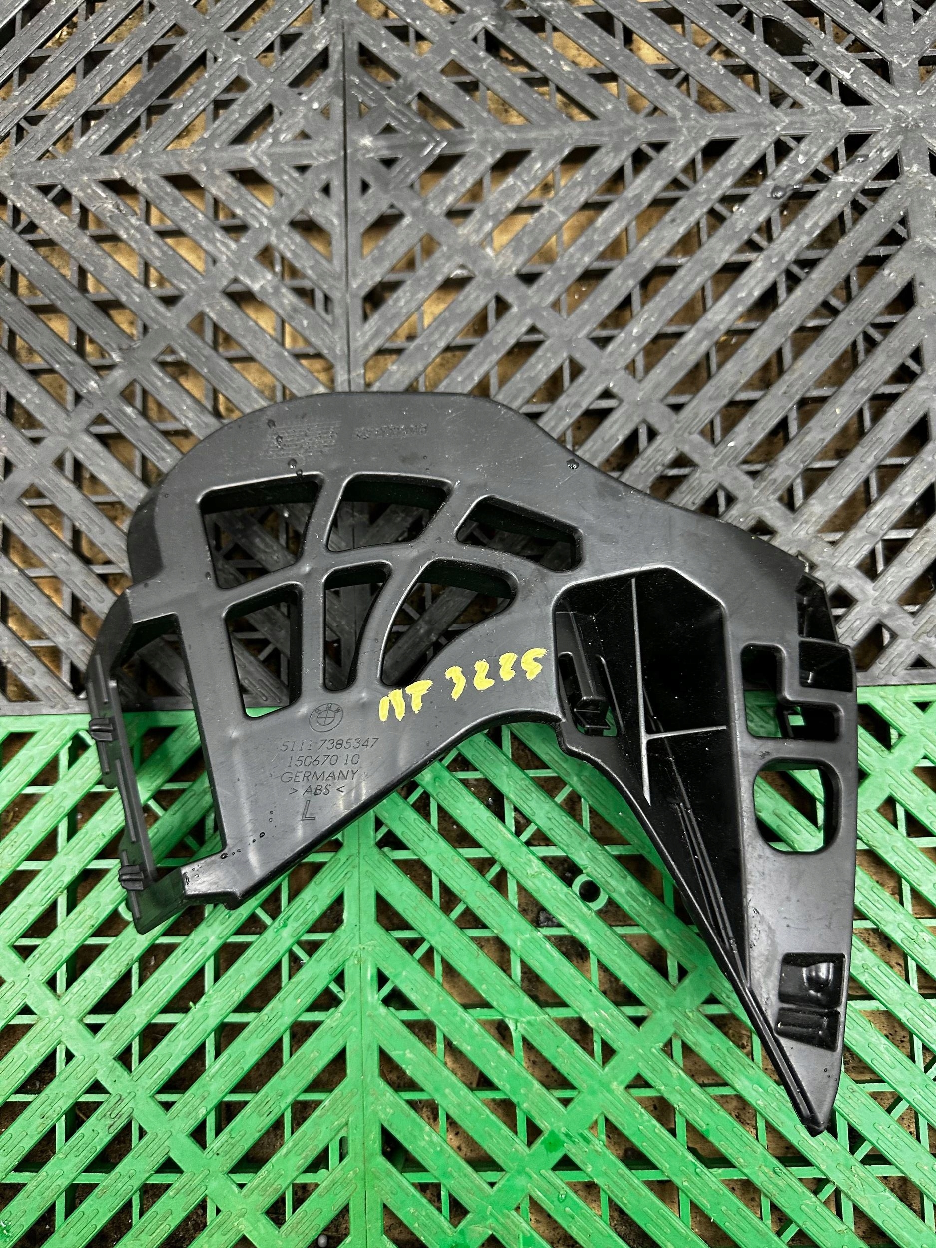 bumper bracket of the front BMW 5 G30 G31 7385347