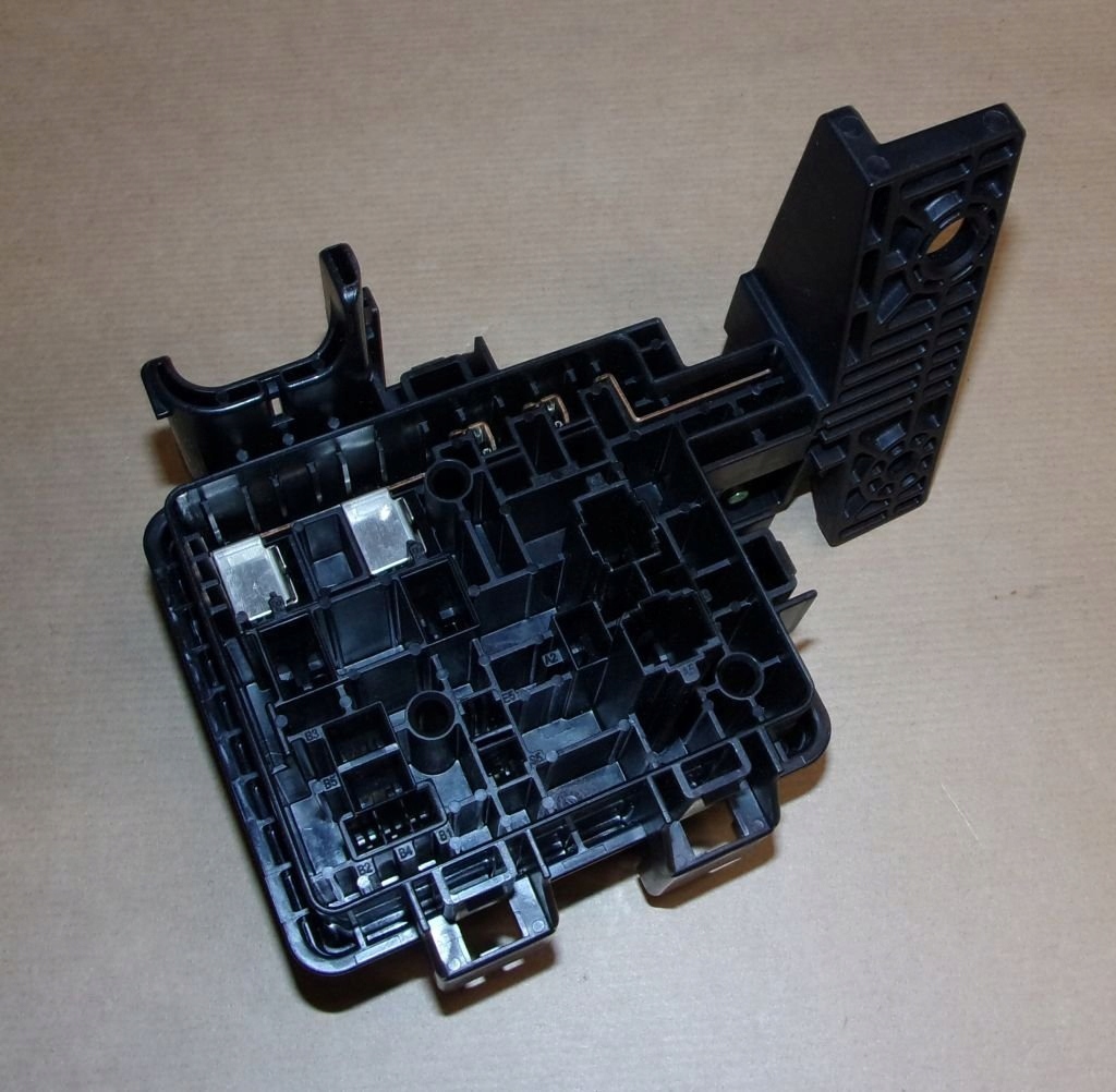 SKRZYNKA BEZPIECZNIKÓW RENAULT MEGANE III Producent części Renault OE