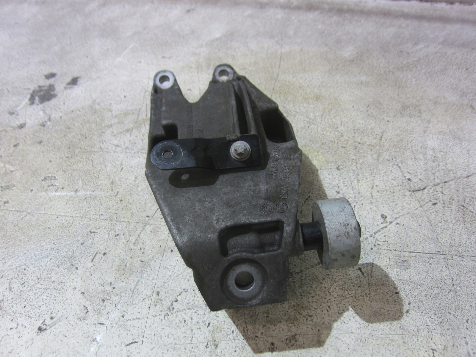 BMW X3 G01 G20 G30 G02 engine mount left console 6864595 22116864595