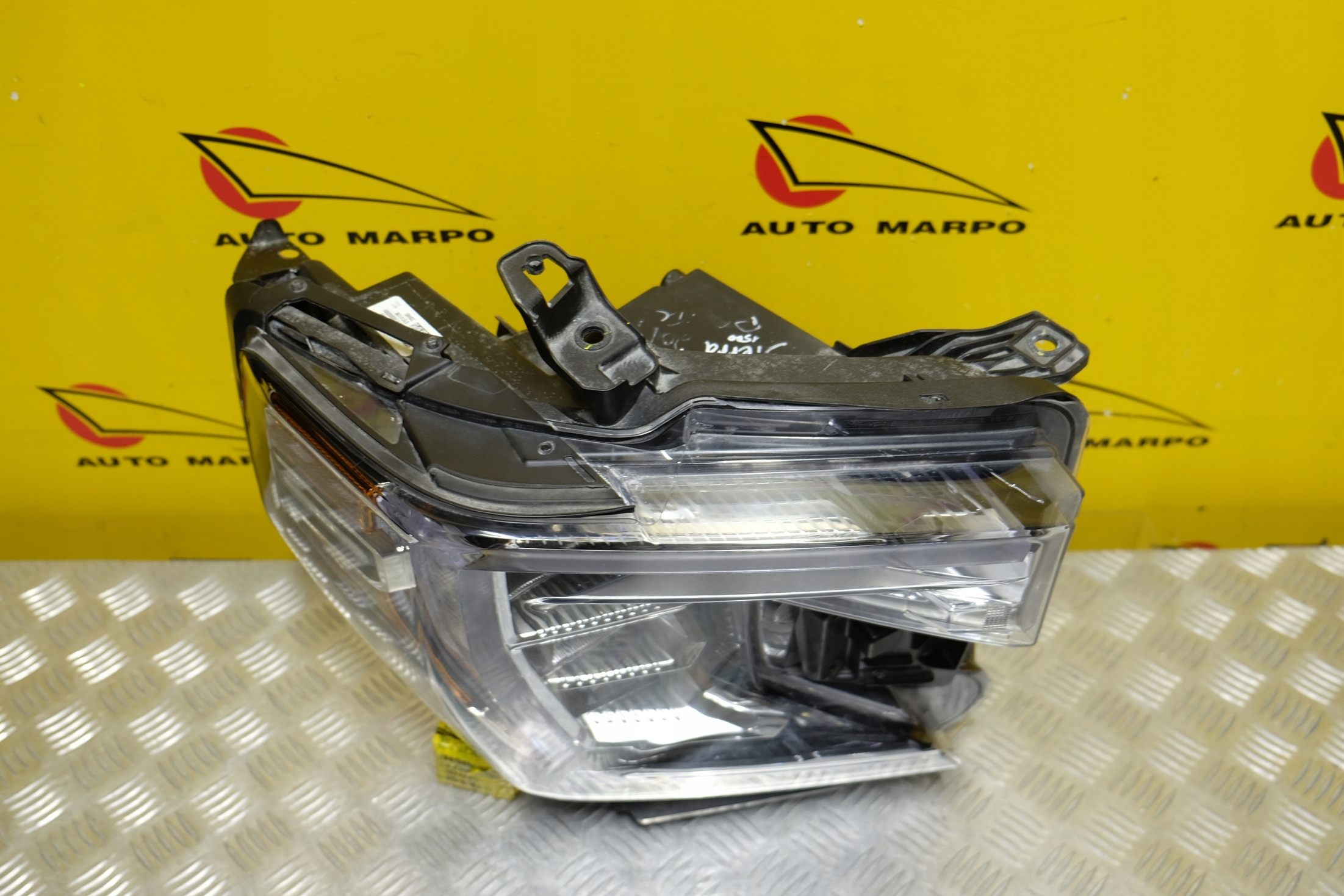 GMC SIERRA 2019 20 REFLEKTOR LAMPA PRZÓD LED R USA Typ samochodu 4x4/SUV Samochody osobowe