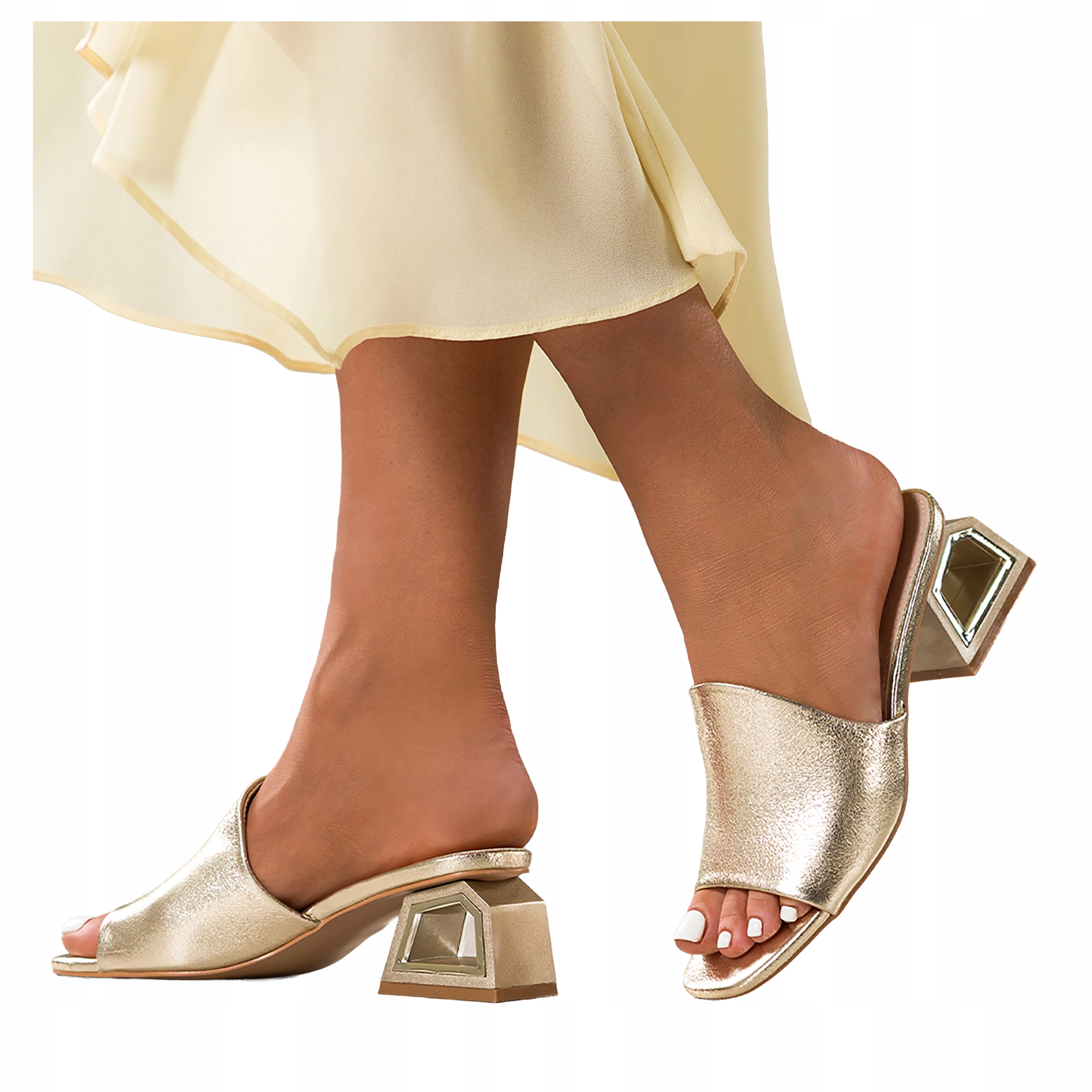 Nazouváky Zlaté Dámské Ozdobné Kostky S Výřezy Kožená Vložka r 39