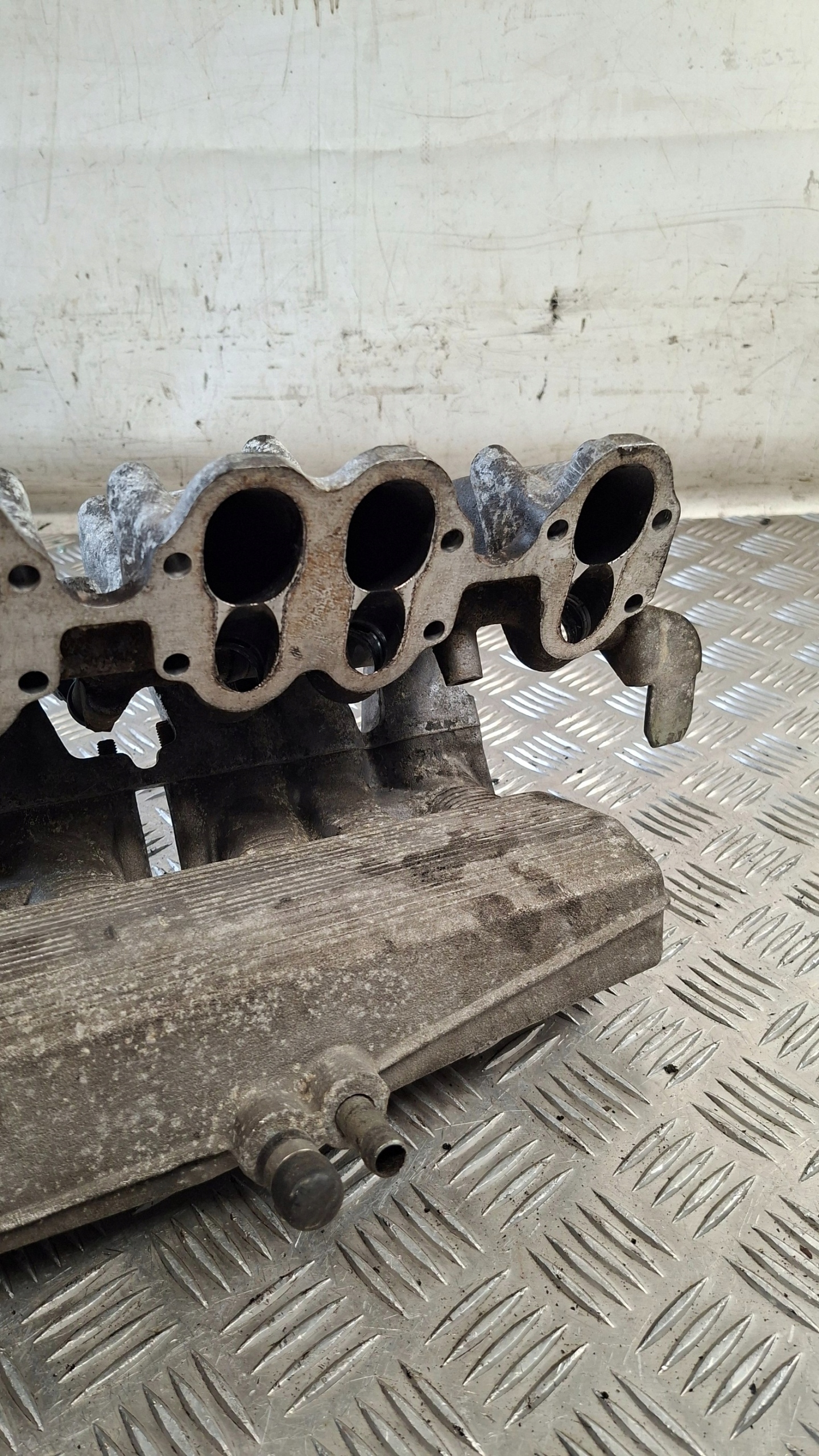 intake manifold AUDI 100 C3 2.3