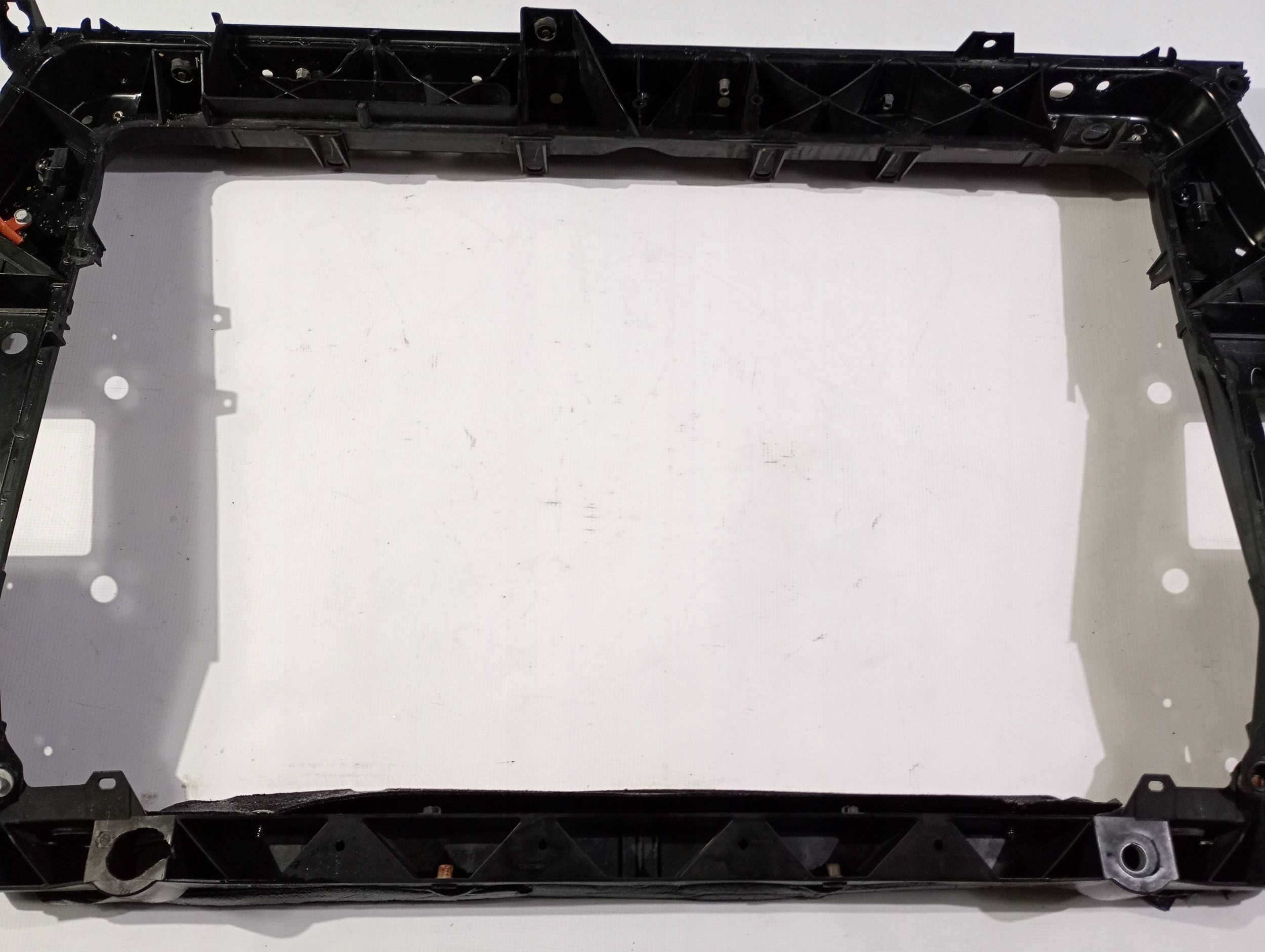 support panel for radiators pillar front of radiators Chrysler Pacifica 2017