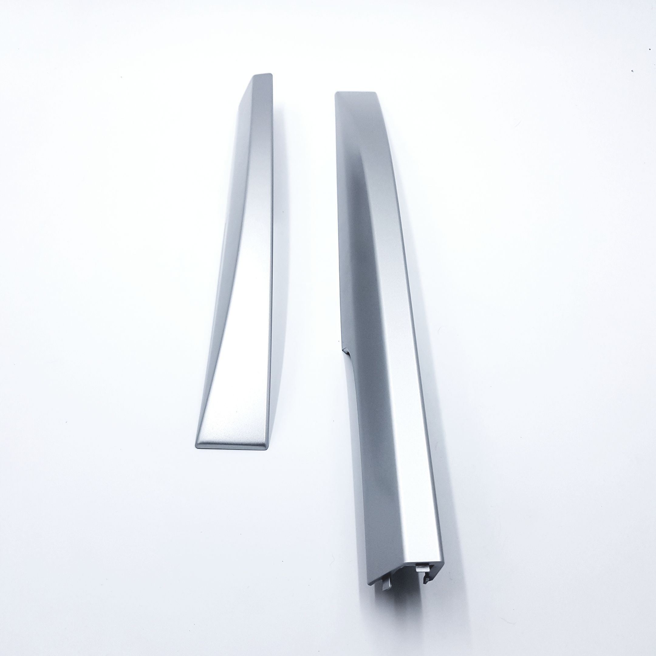 NAKLADKA NAKLADKI RELINGU PRAWEGO LAGUNA III CHROM Parts manufacturer Renault original OE