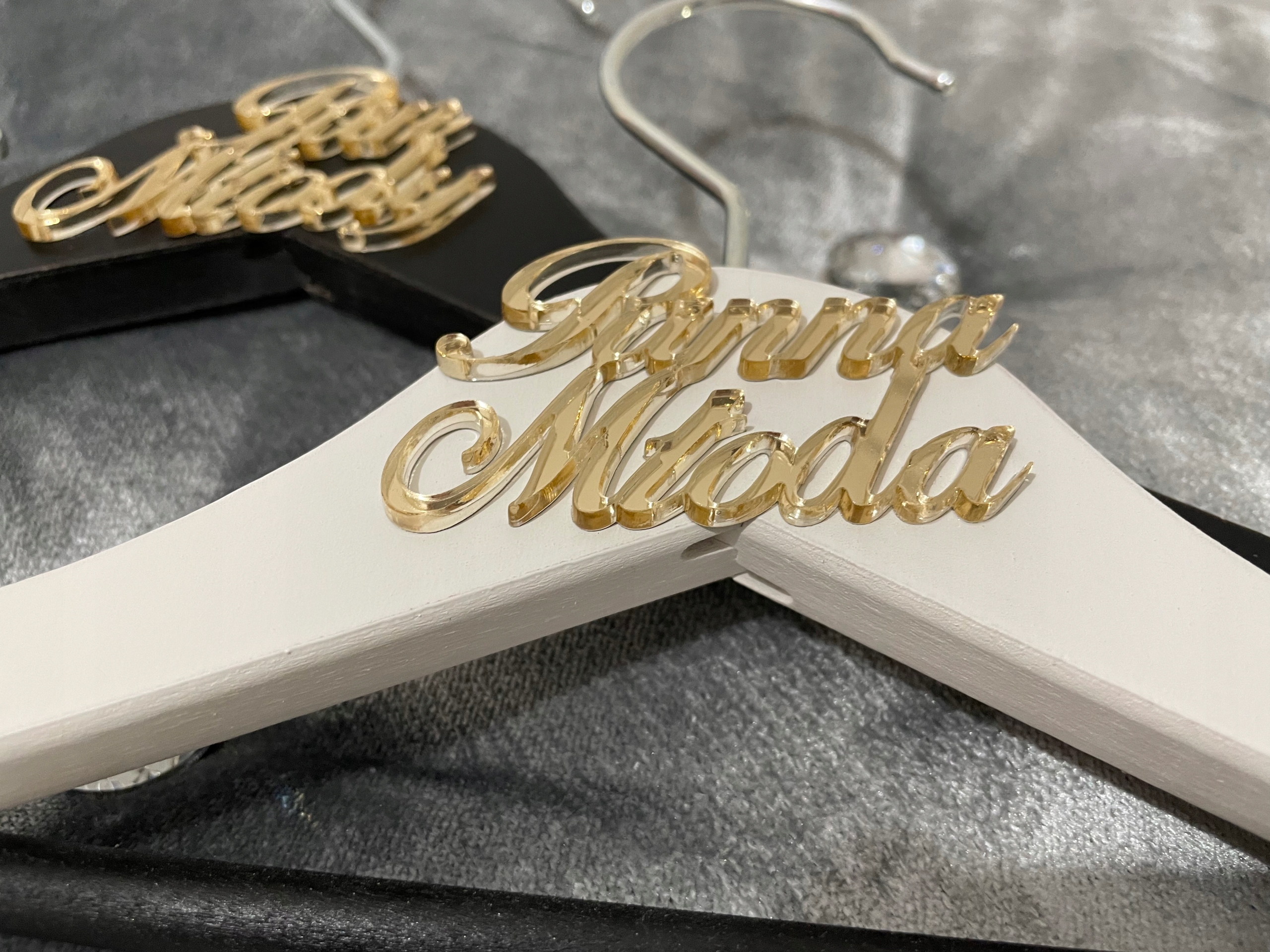 WIESZAKI ŚLUBNE PANNA MŁODA PAN MŁODY ZŁOTY NAPIS Wysokość produktu 21 cm