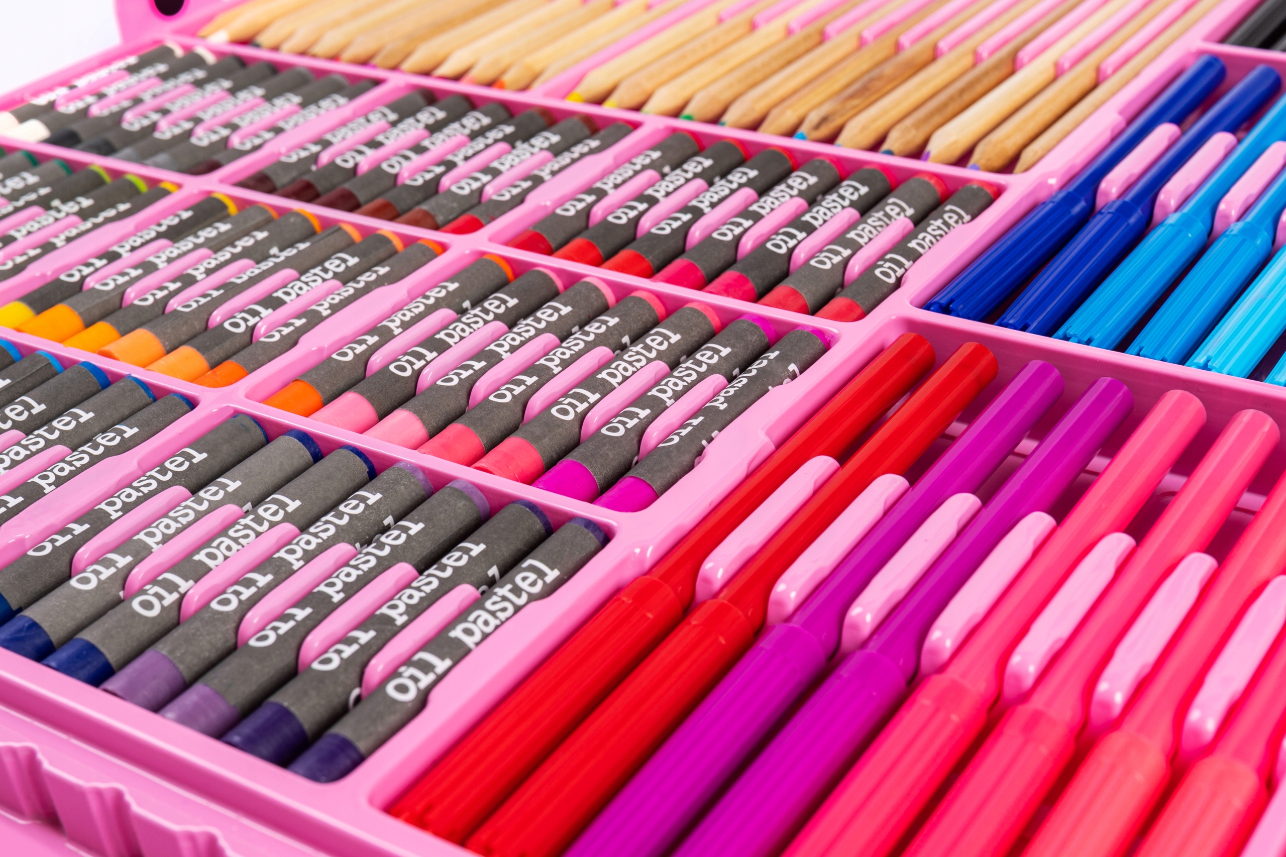 ZESTAW ARTYSTYCZNY DO MALOWANIA W WALIZCE 258 EL Bohater brak