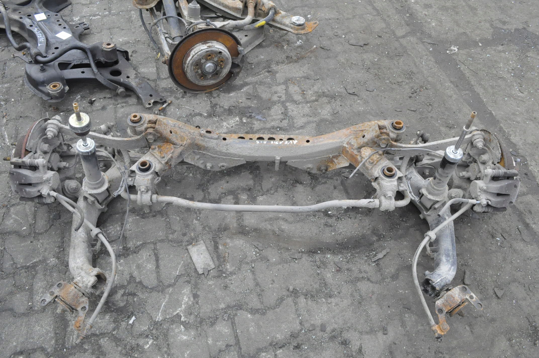 TOYOTA AVENSIS II T25 KOMBI 2.2 D4D 177KM ZAWIESZENIE BELKA TYŁ + ZACISKI