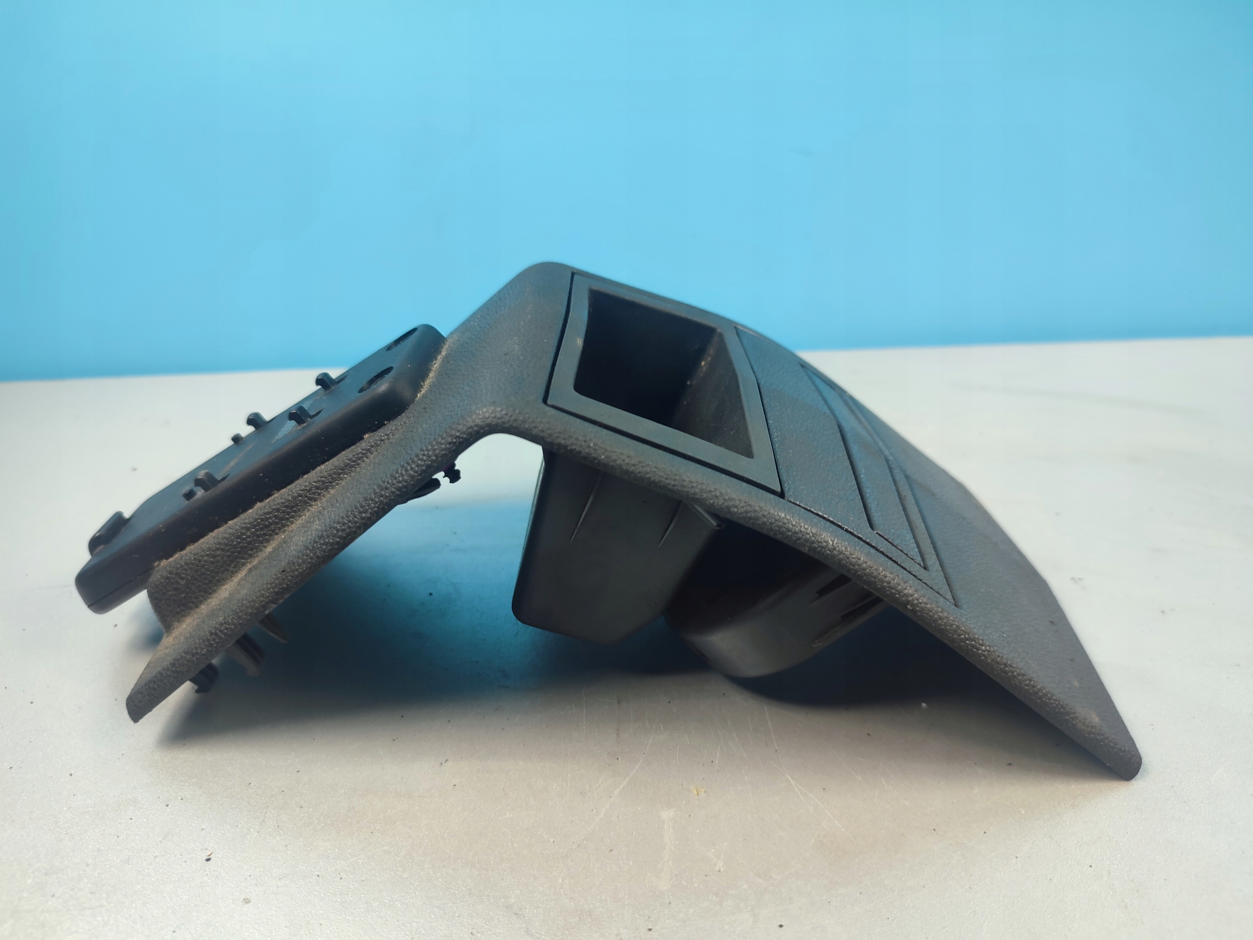 13188849 - КОРПУС ЯЩИК ДЛЯ ХРАНЕНИЯ ТОННЕЛЯ OPEL CORSA D 13184068