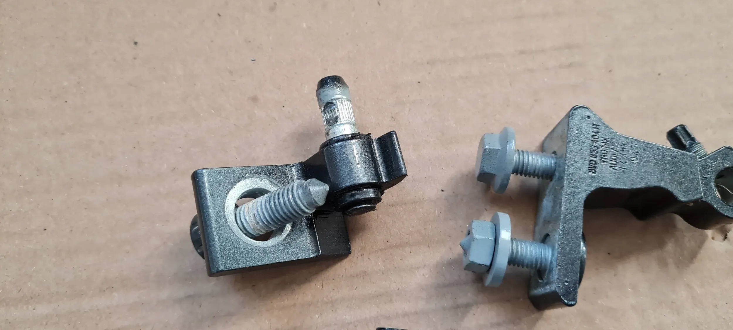 Q5 80A ZAWIAS ZAWIASY DRZWI PRAWE PRAWY TYŁ LZ7S KOMPLET Kod producenta 8U0827300D 8U0827300D