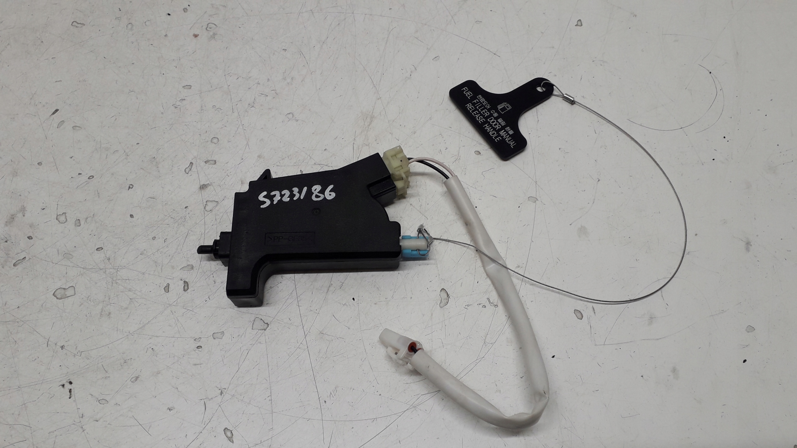 KIA STINGER SIŁOWNIK KLAPKI PALIWA 81590-J5000