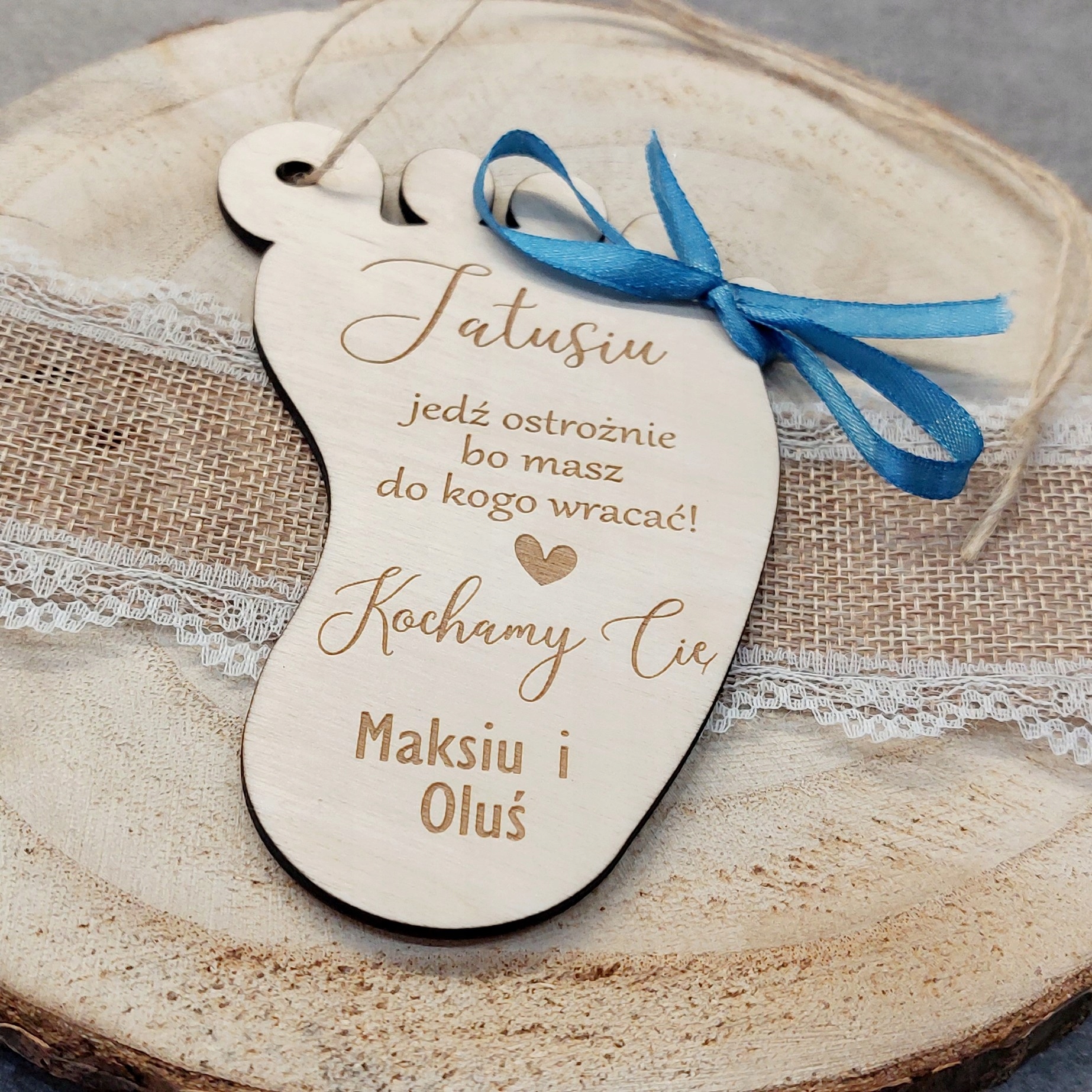 ZAWIESZKA DO AUTA TATUSIU JEDŹ OSTROŻNIE STÓPKA Waga produktu z opakowaniem jednostkowym 0.5 kg