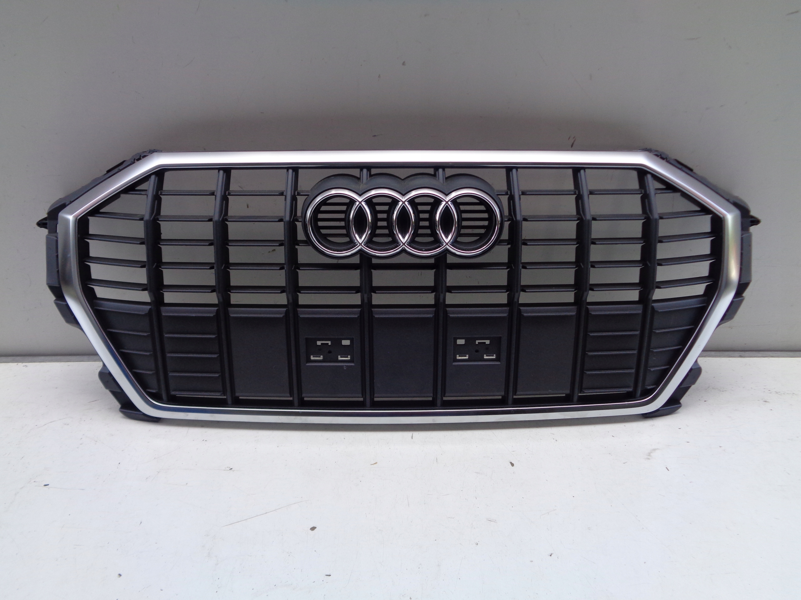 NO-WA-- Grille AUDI Q3 83A II 18