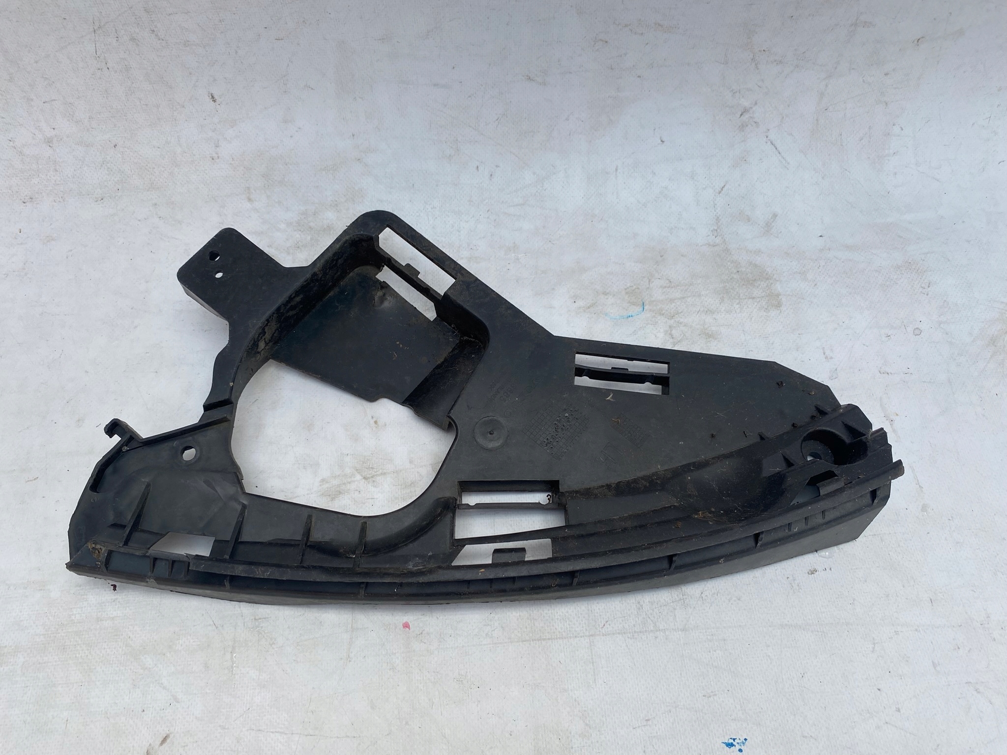 VOLVO XC60 LIFT 13- rear light holder left front 31383885