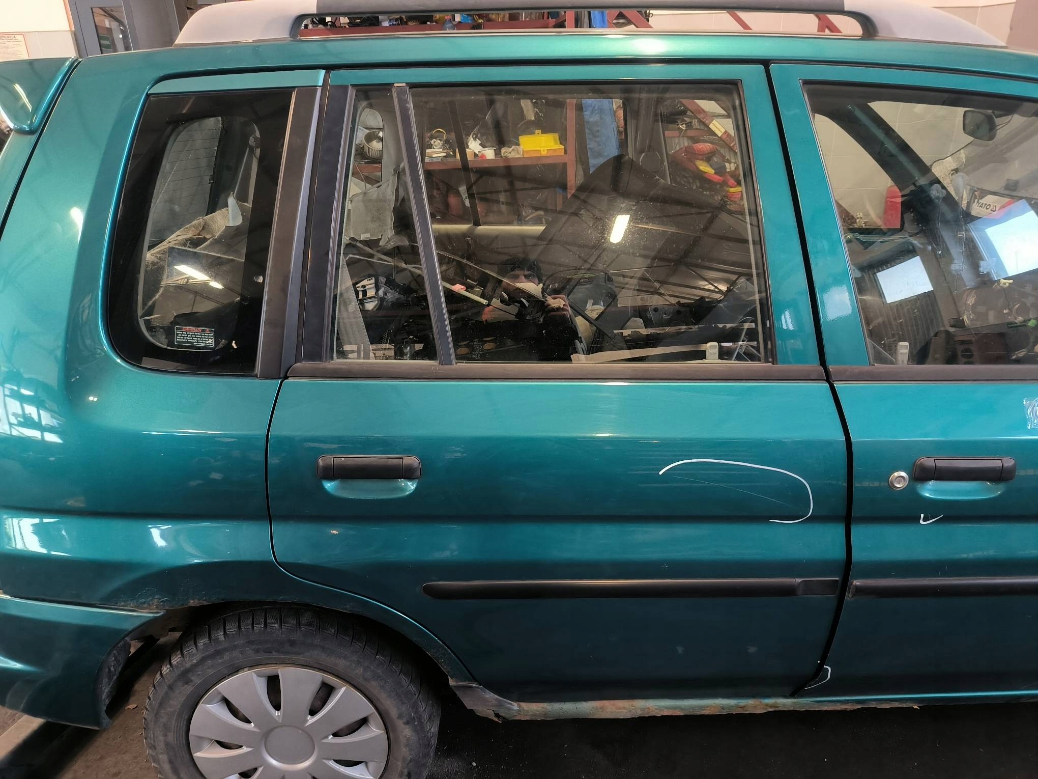 Tür rechts heck grüne MAZDA DEMIO und