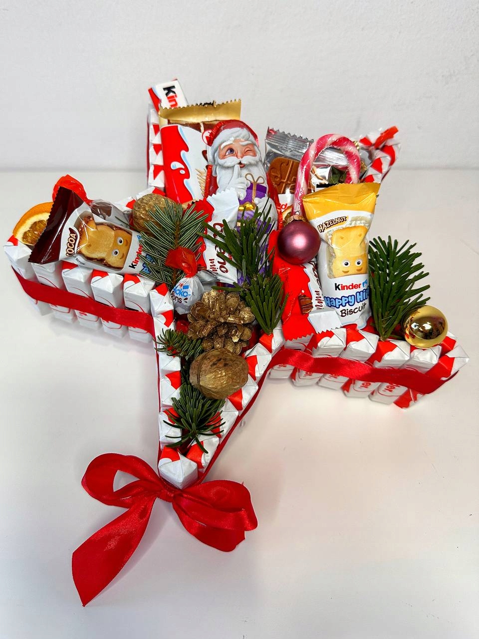 Levně Krabička polepená čokoládou Kinder ve tvaru hvězdy na Mikuláše, Vánoce