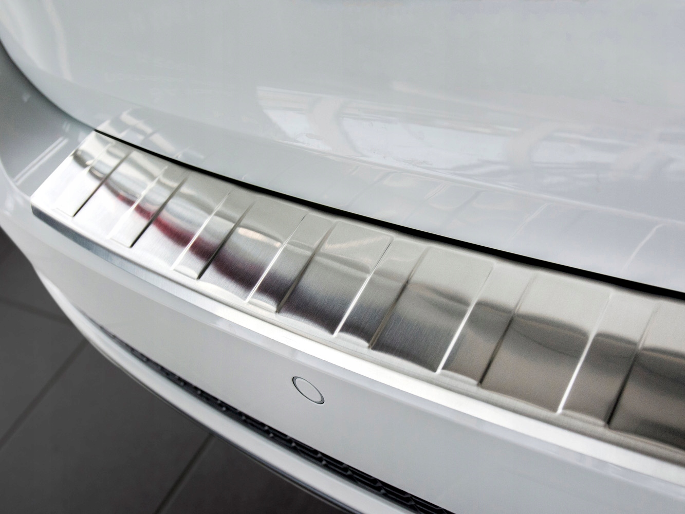 LISTWA NAKLADKA NA ZDERZAK AUDI A4 B9 KOMBI 2015 Installation side Rear