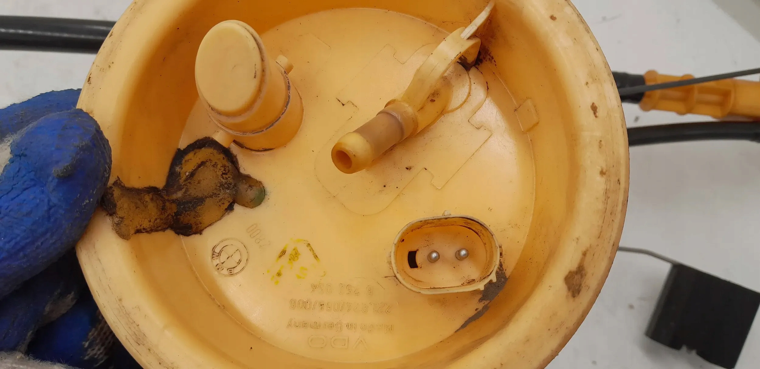 BMW 3 E46 2000 Czujniki poziomu paliwa Producent części BMW OE