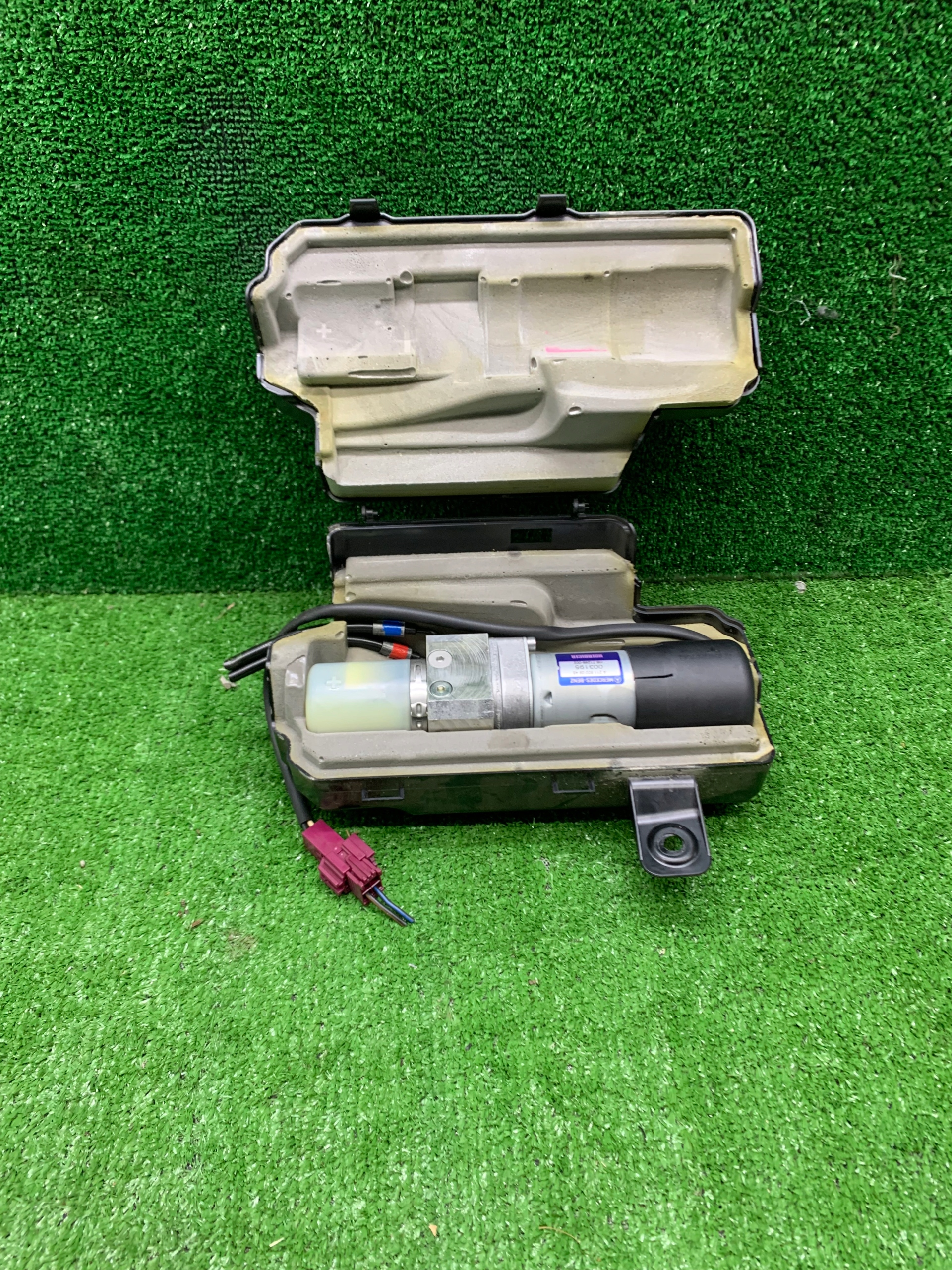 Mercedes W211 pompa siłownik klapy tył A2118000948