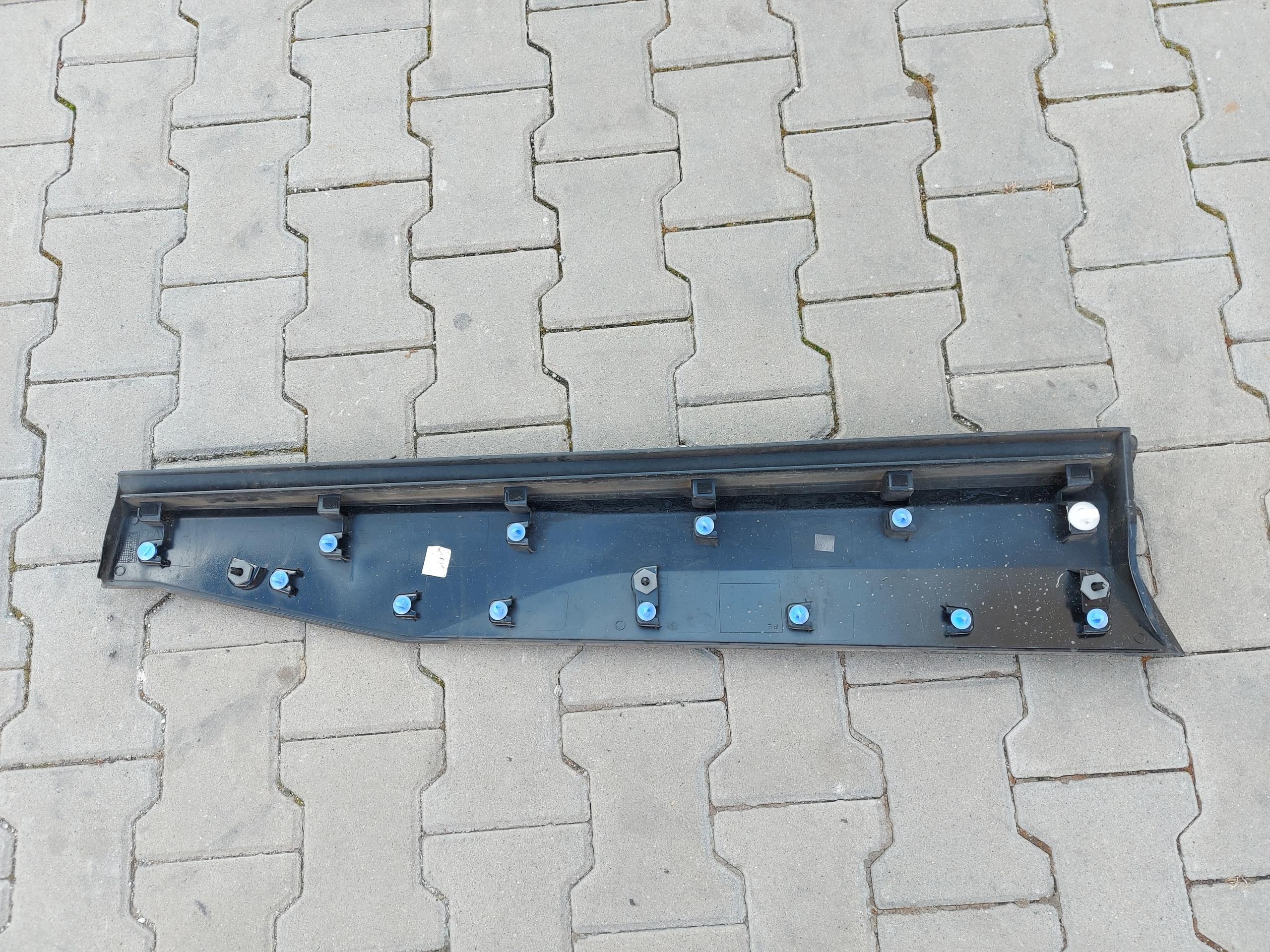 BMW U06 200i, moulding door left front front lower black polysk 9465403