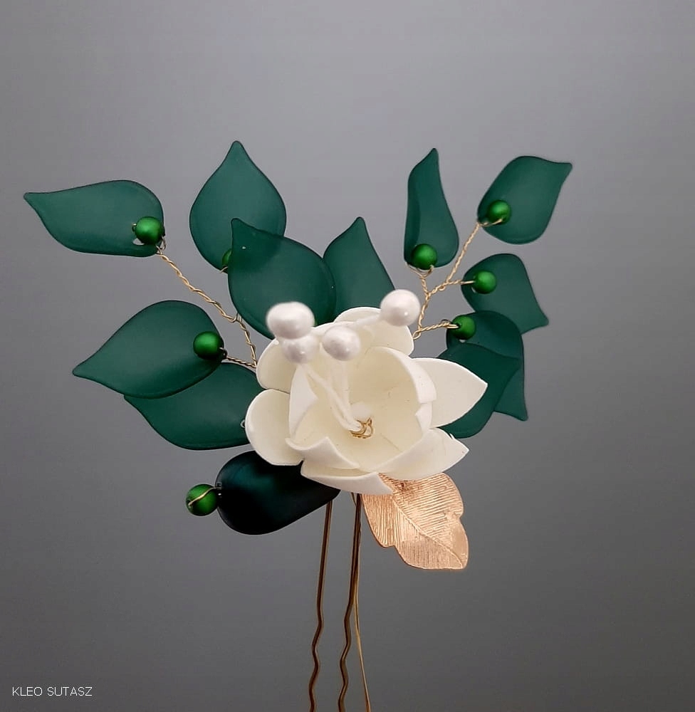 KOKÓWKA ZIELONE LIŚCIE KWIATEK SPINKA ZŁOTA Kolor dominujący odcienie zieleni