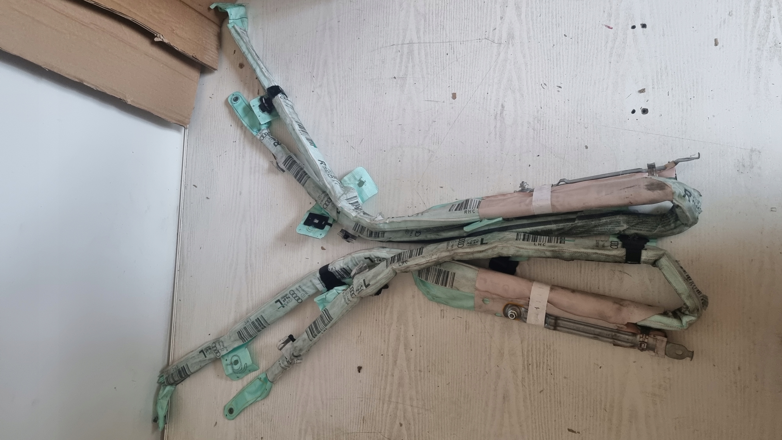 8V3880741A - AUDI A3 8V завісу лівий правий 8v5880741c седан