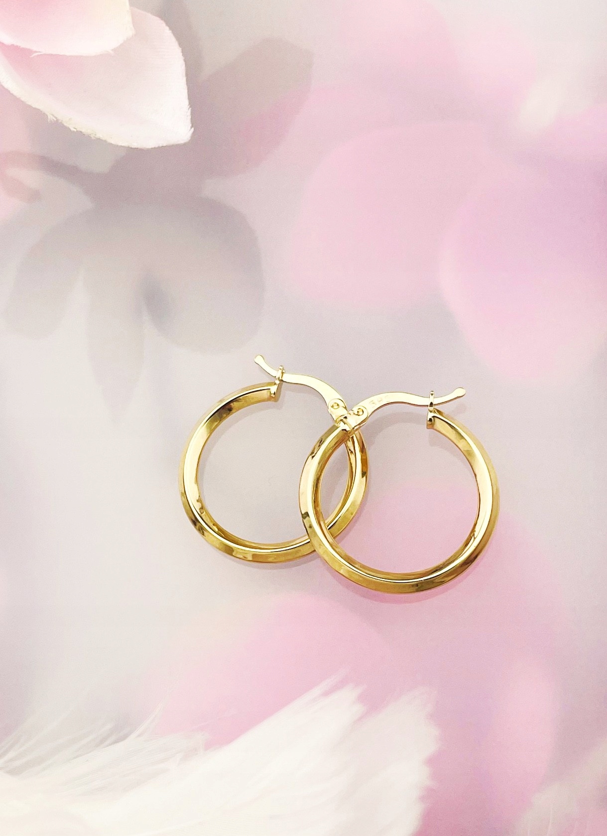 Zlaté kruhové náušnice s leštěnými kroužky
