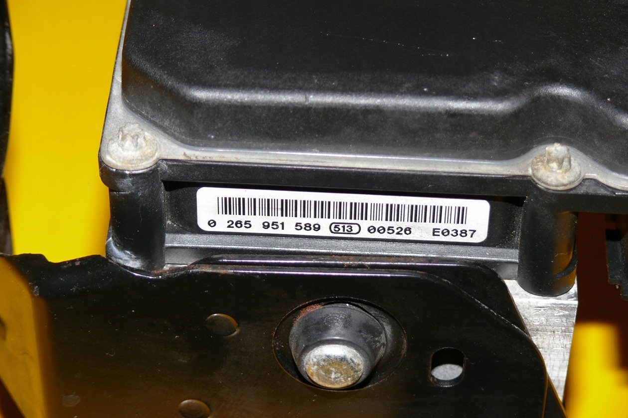 pump ABS control unit SUBARU IMPREZA III 3 XV 2.0D 150KM EE20Z 27536FG041
