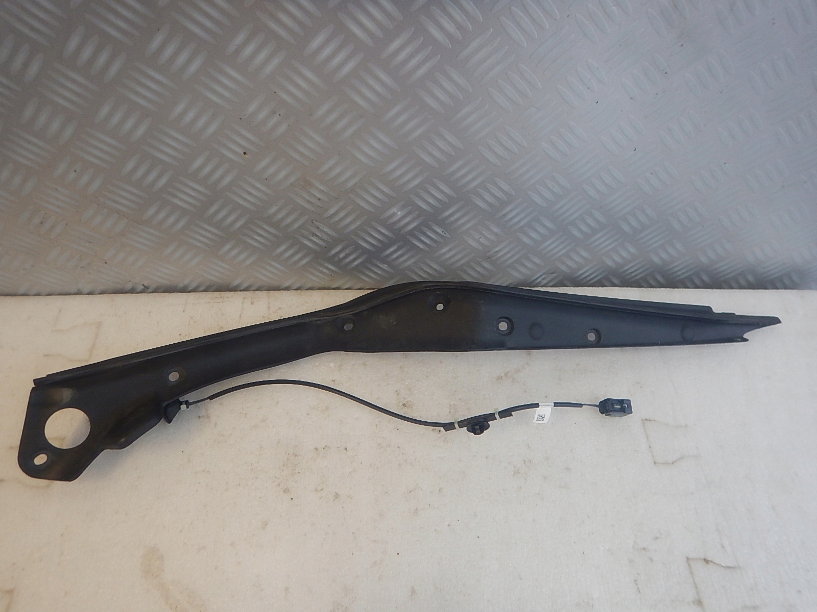 TESLA X LISTWA CZUJNIK DOMYKANIA DRZWI LEWY TYL Part number 1037560 00 D