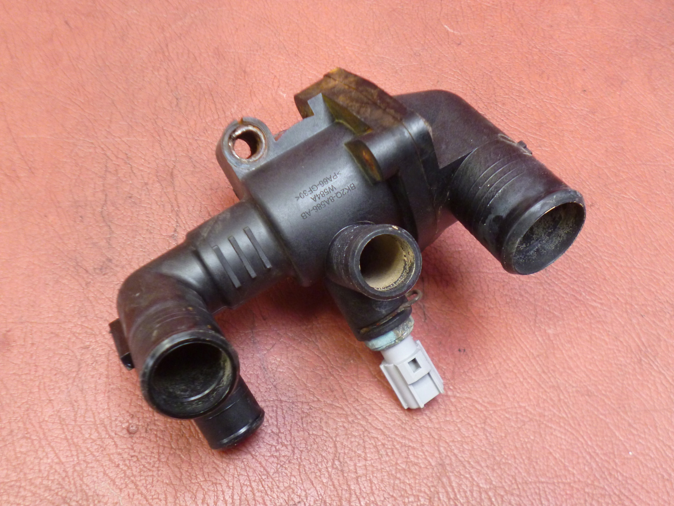 Obudowa termostatu Ford Transit 2.2 TDCI Peugeot Boxer 2.2 HDI 2015r Numer katalogowy części BK2Q-8A586-AB