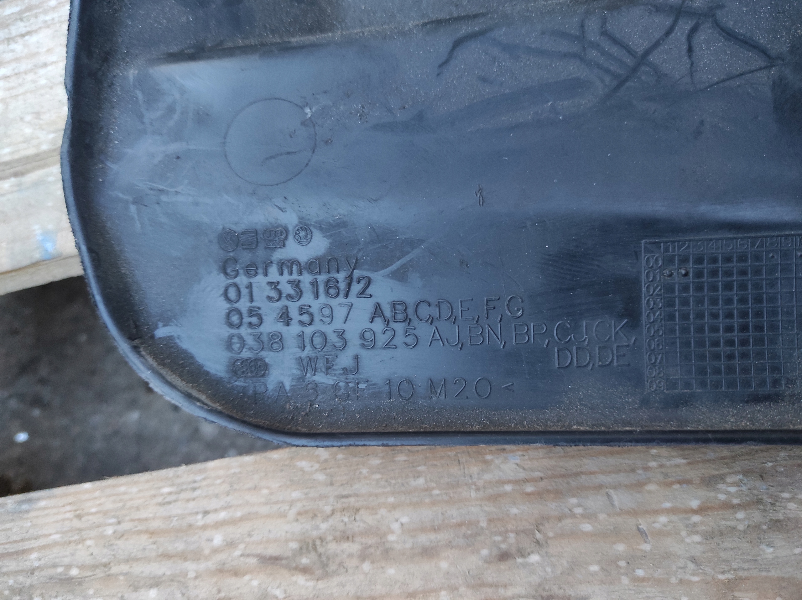 AUDI A3 8L 1.9 TDI engine housing cover 038103925AJ