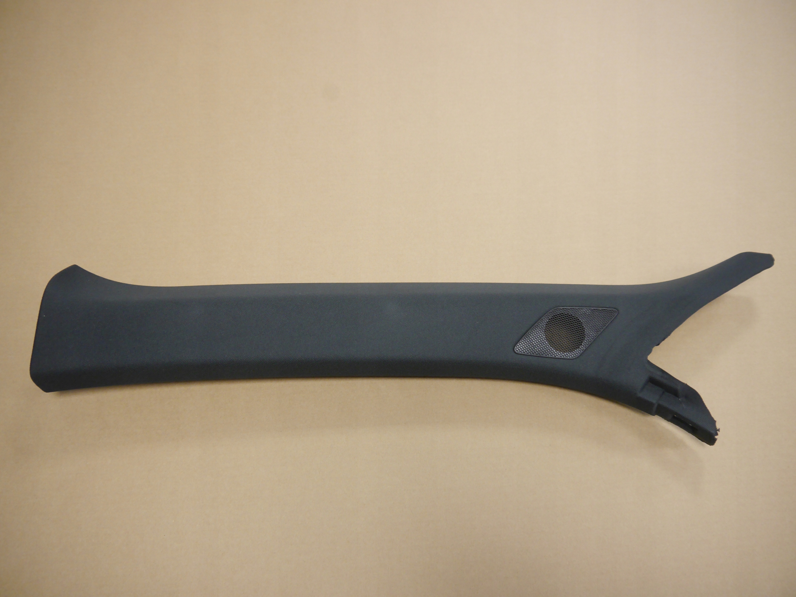 AUDI Q3 83A крышка стойки левая 83A867233A VU5