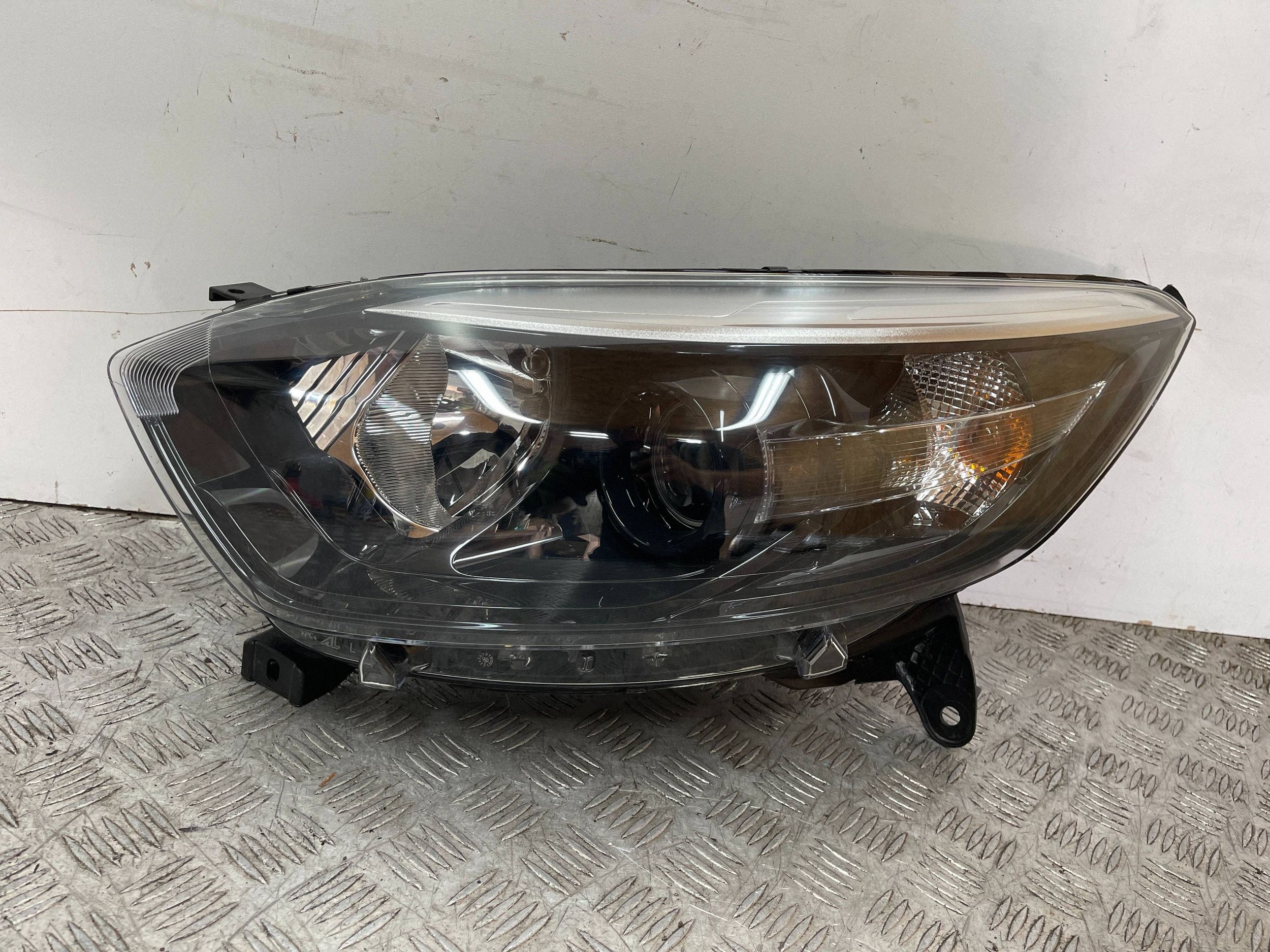 REFLEKTOR light front left RENAULT CAPTUR 1 260607817R