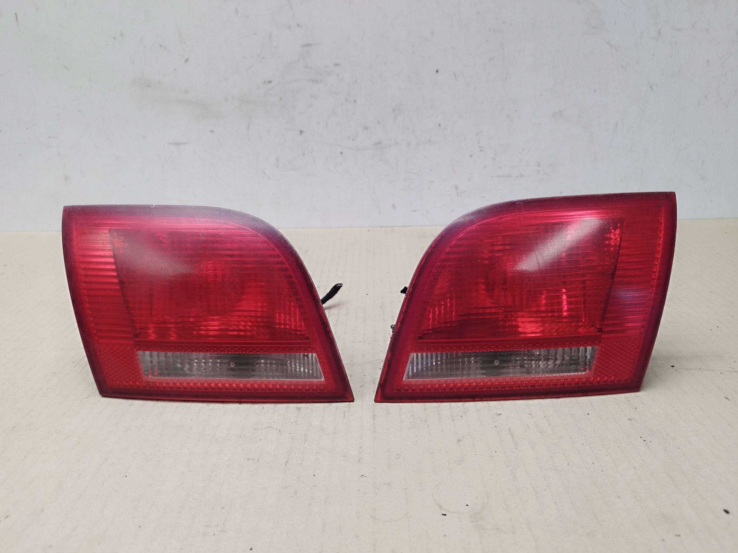 ФАРА ПРАВА + ЛЕВА ЗАД. В ДВЕРИ БАГАЖНИКА AUDI A3p SPORTBACKd 2005-2008