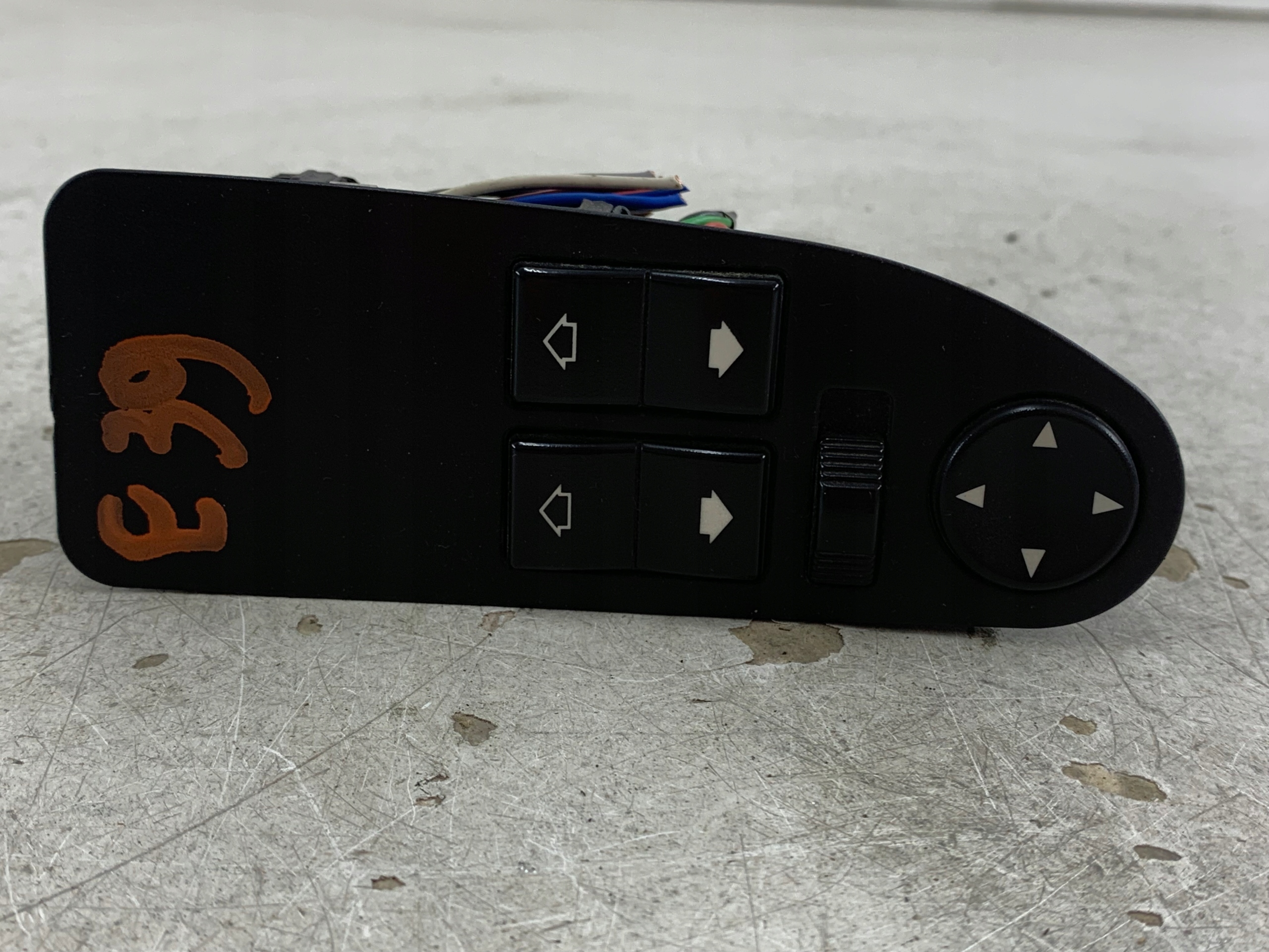 BMW E39 PANEL okna levý předek řidičů 8368967